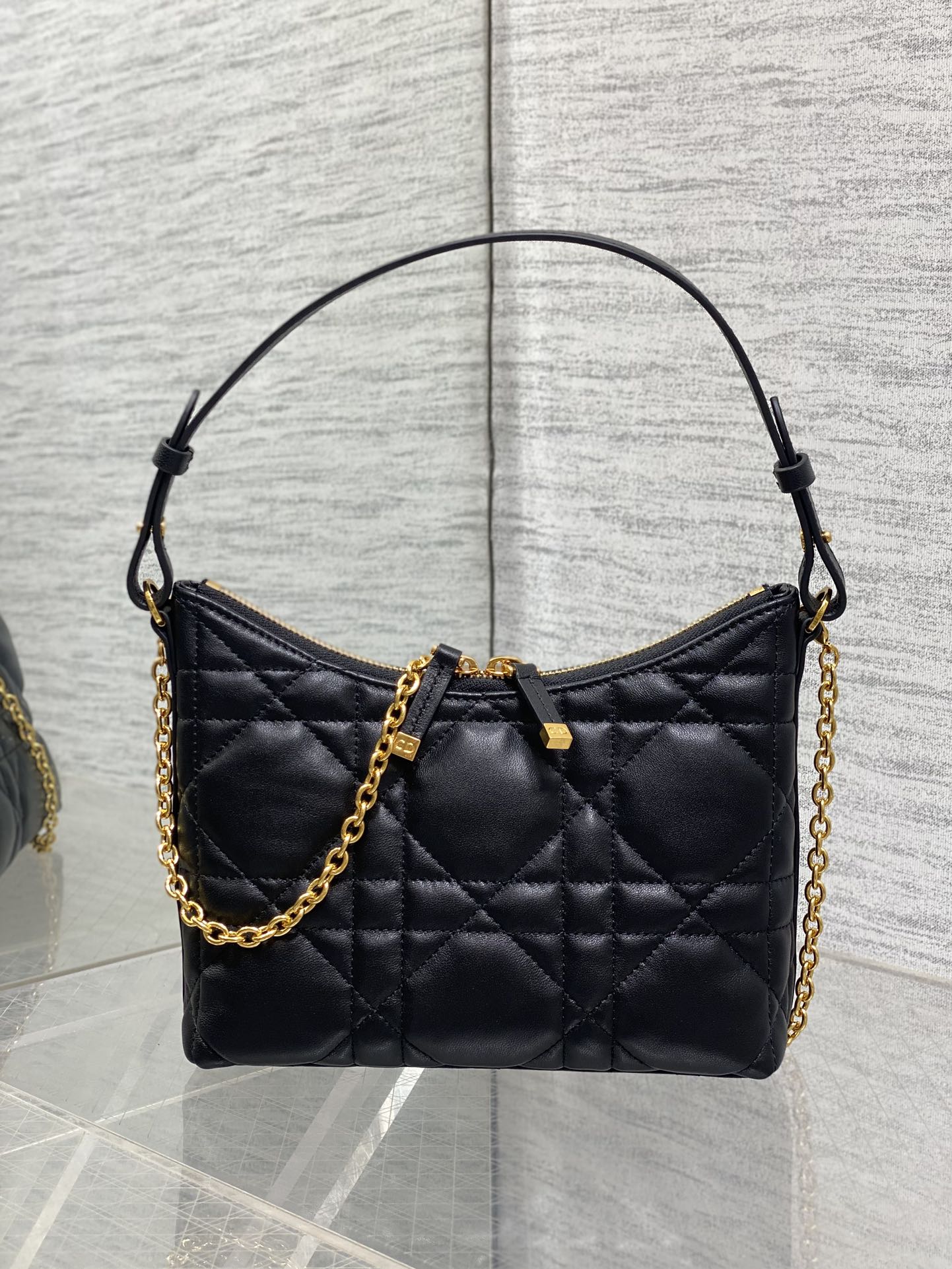 现货‼️Dior秋冬系列Miss Dior单肩水饺包 采用小羊皮精心制作 别具一格的字母标志 超大菱格 