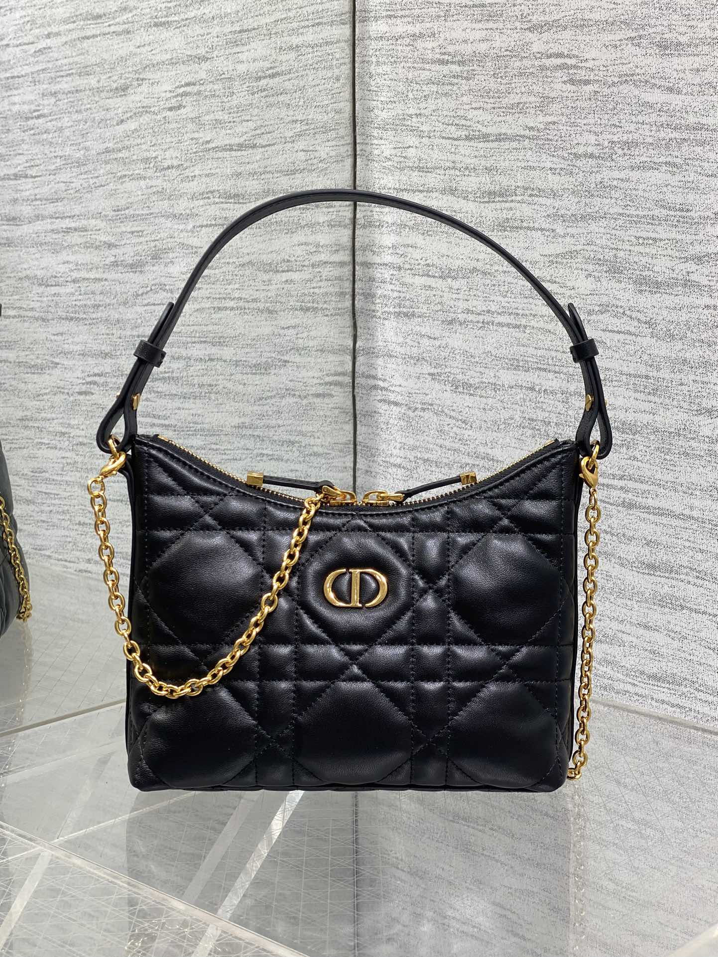 现货‼️Dior秋冬系列Miss Dior单肩水饺包 采用小羊皮精心制作 别具一格的字母标志 超大菱格 