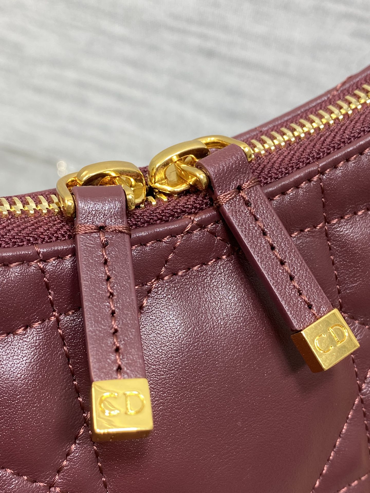 现货‼️Dior秋冬系列Miss Dior单肩水饺包 采用小羊皮精心制作 别具一格的字母标志 超大菱格 