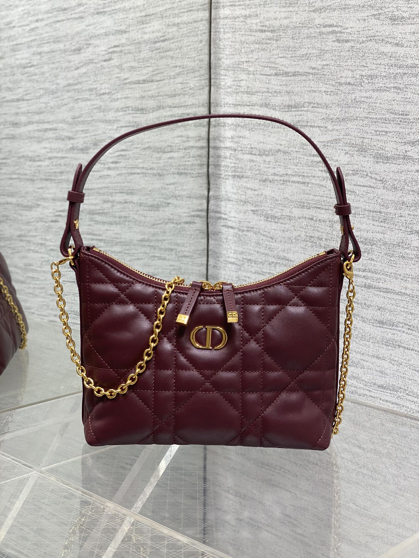 现货‼️Dior秋冬系列Miss Dior单肩水饺包 采用小羊皮精心制作 别具一格的字母标志 超大菱格 