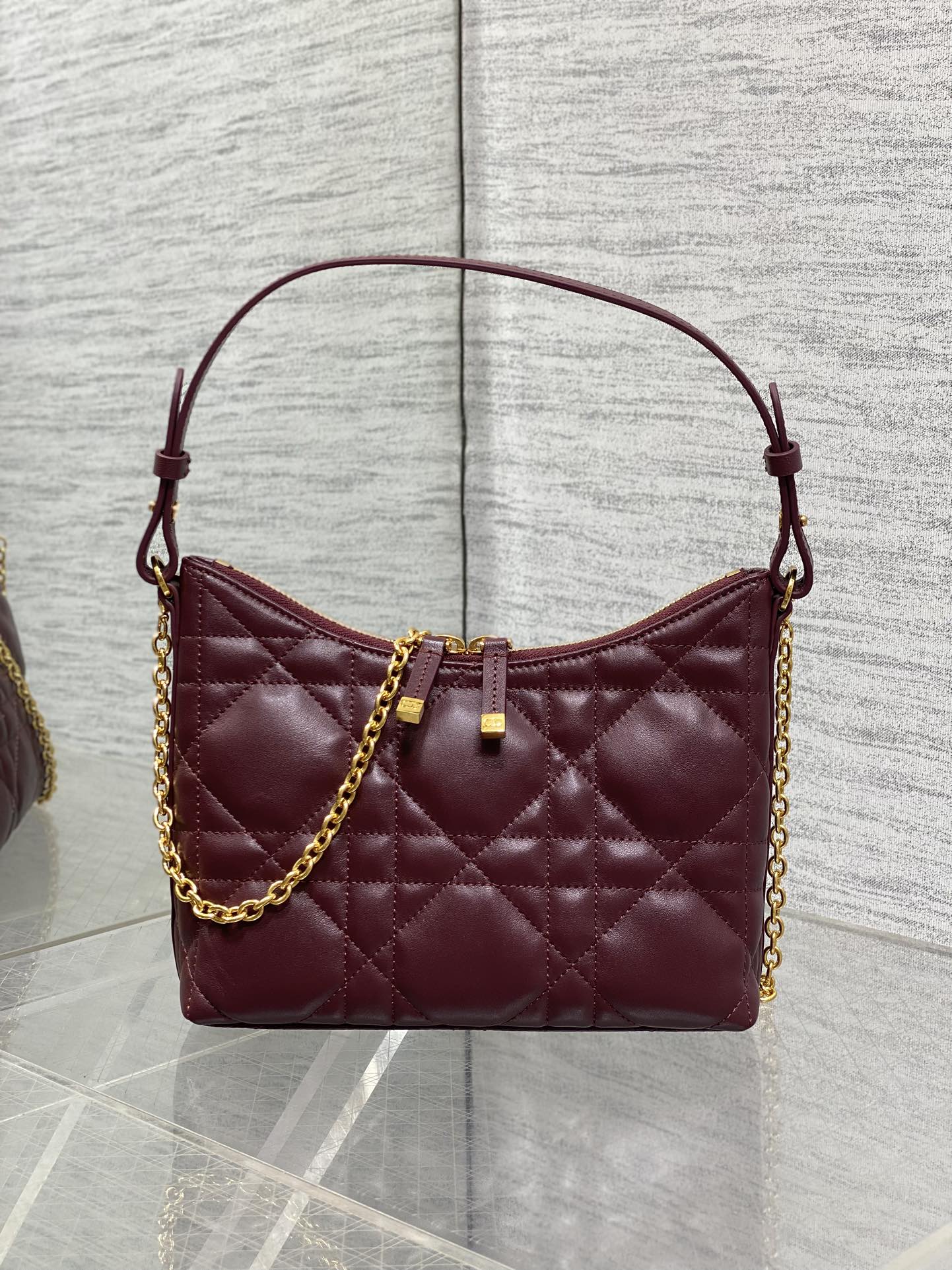 现货‼️Dior秋冬系列Miss Dior单肩水饺包 采用小羊皮精心制作 别具一格的字母标志 超大菱格 