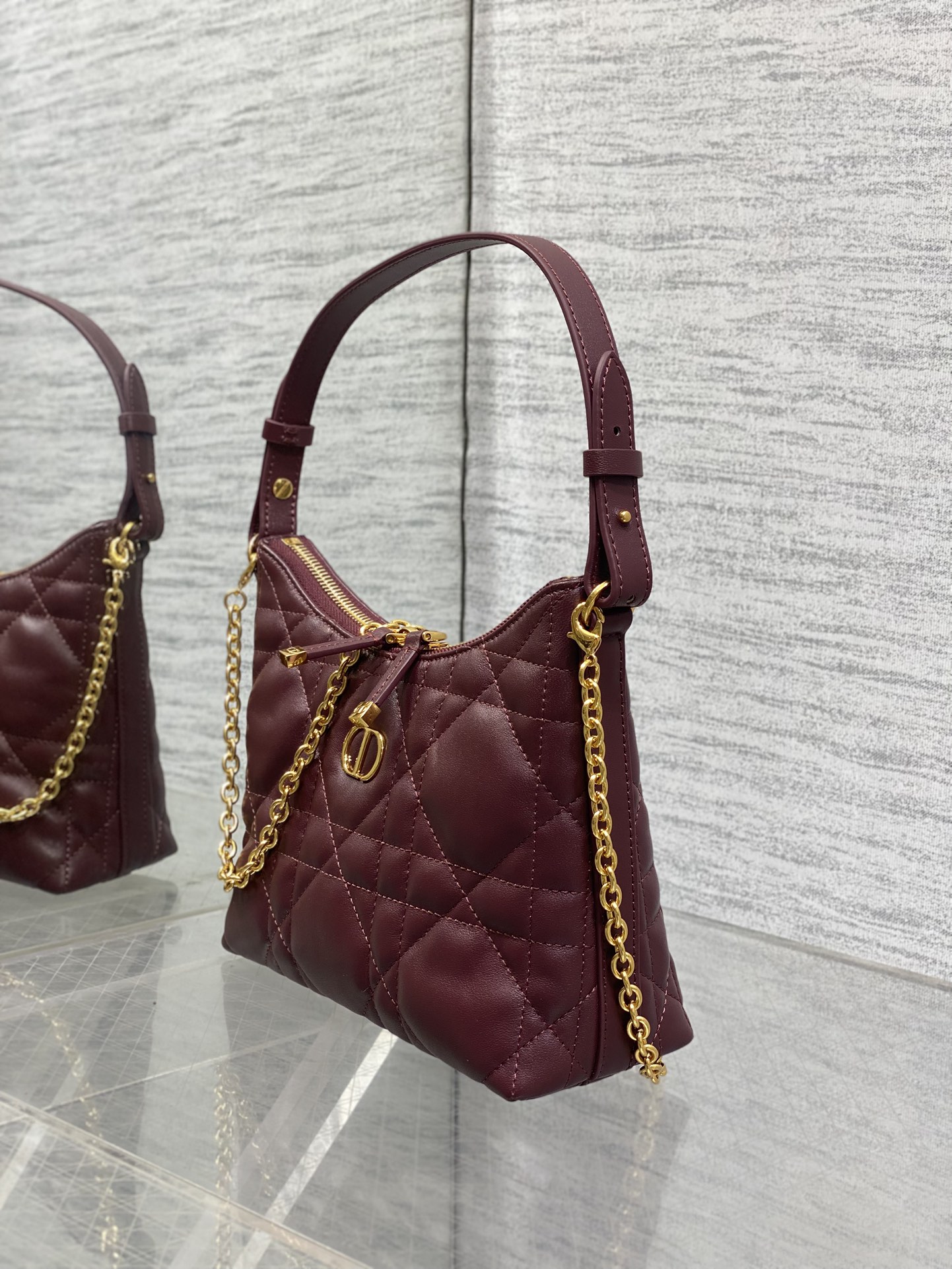 现货‼️Dior秋冬系列Miss Dior单肩水饺包 采用小羊皮精心制作 别具一格的字母标志 超大菱格 