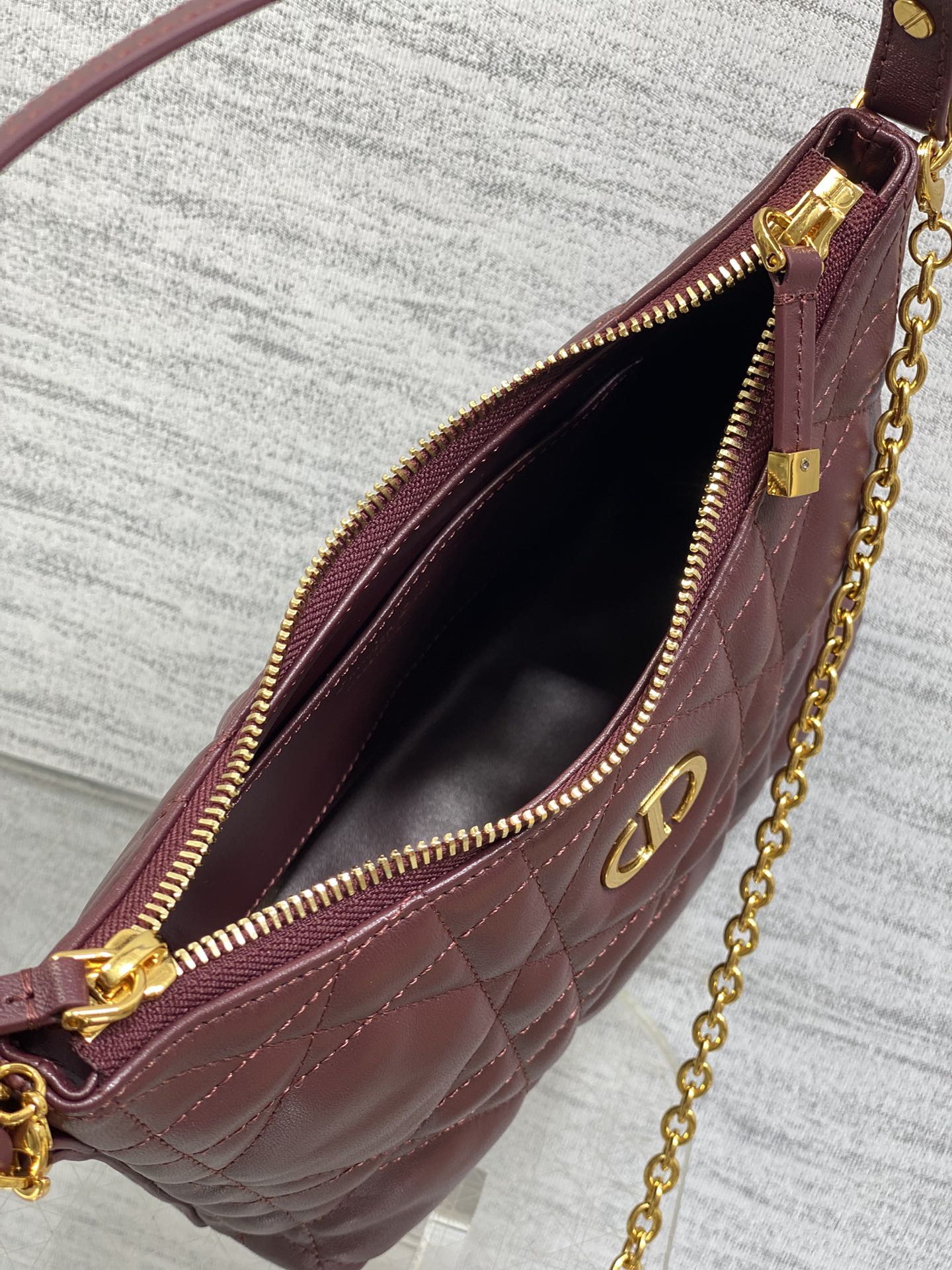 现货‼️Dior秋冬系列Miss Dior单肩水饺包 采用小羊皮精心制作 别具一格的字母标志 超大菱格 