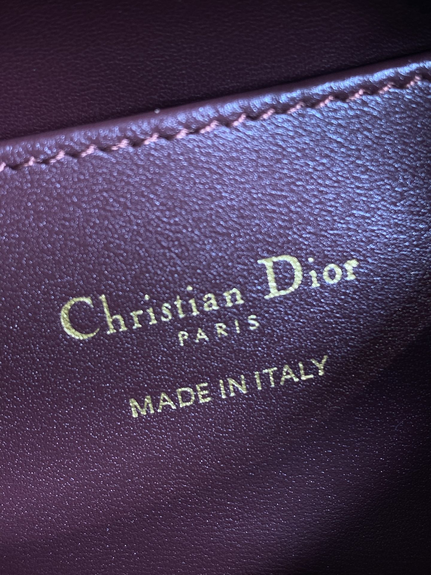 现货‼️Dior秋冬系列Miss Dior单肩水饺包 采用小羊皮精心制作 别具一格的字母标志 超大菱格 