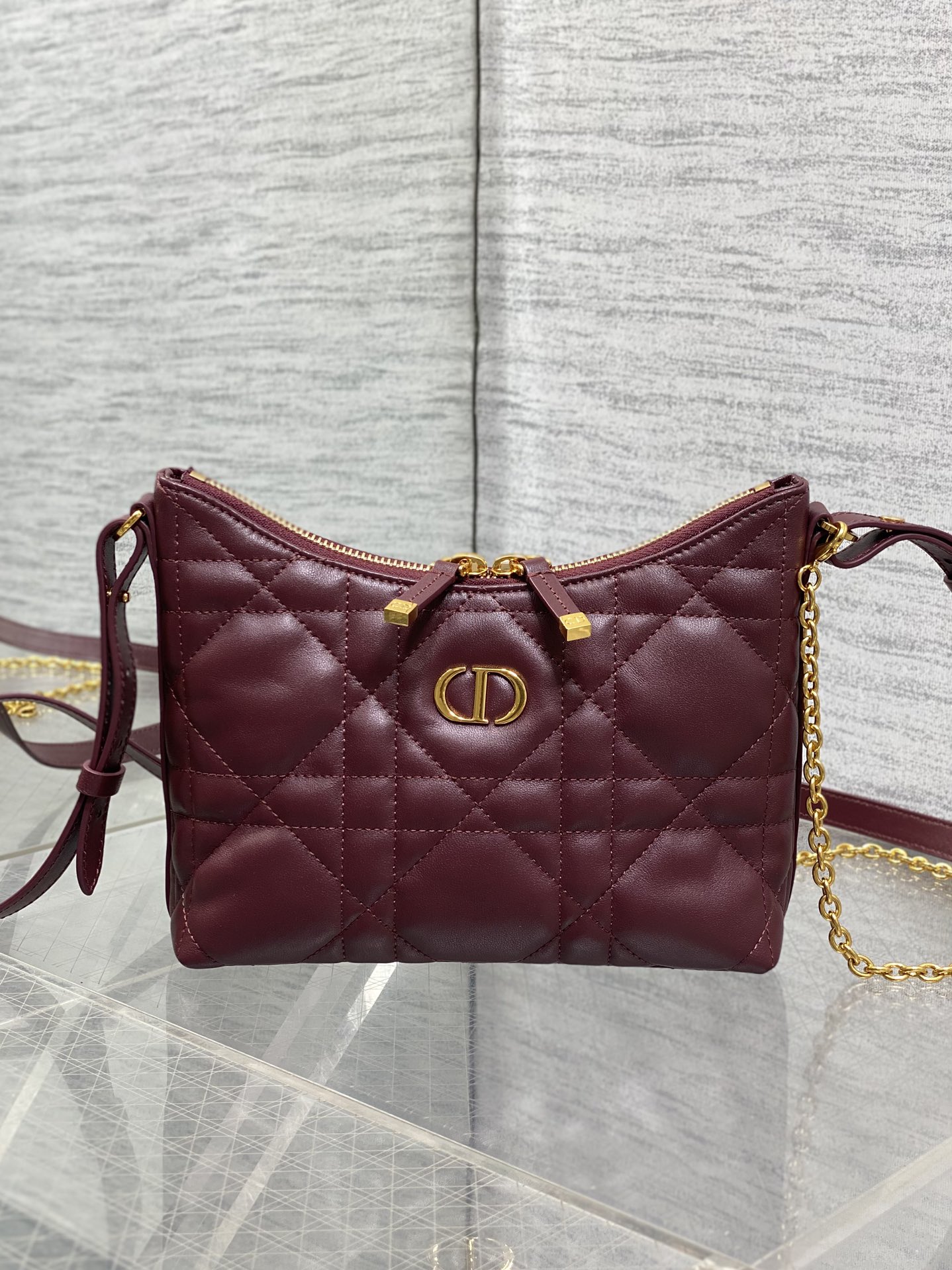 现货‼️Dior秋冬系列Miss Dior单肩水饺包 采用小羊皮精心制作 别具一格的字母标志 超大菱格 