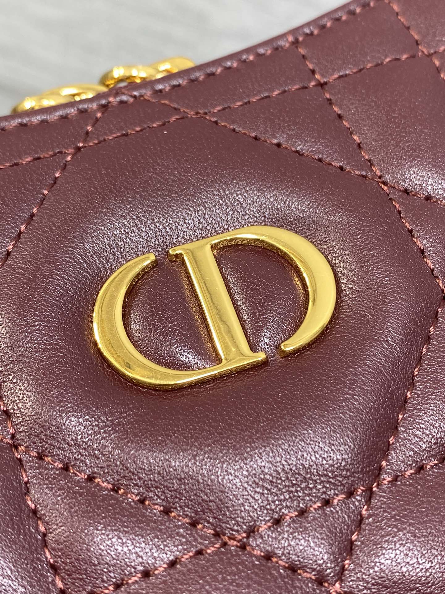 现货‼️Dior秋冬系列Miss Dior单肩水饺包 采用小羊皮精心制作 别具一格的字母标志 超大菱格 