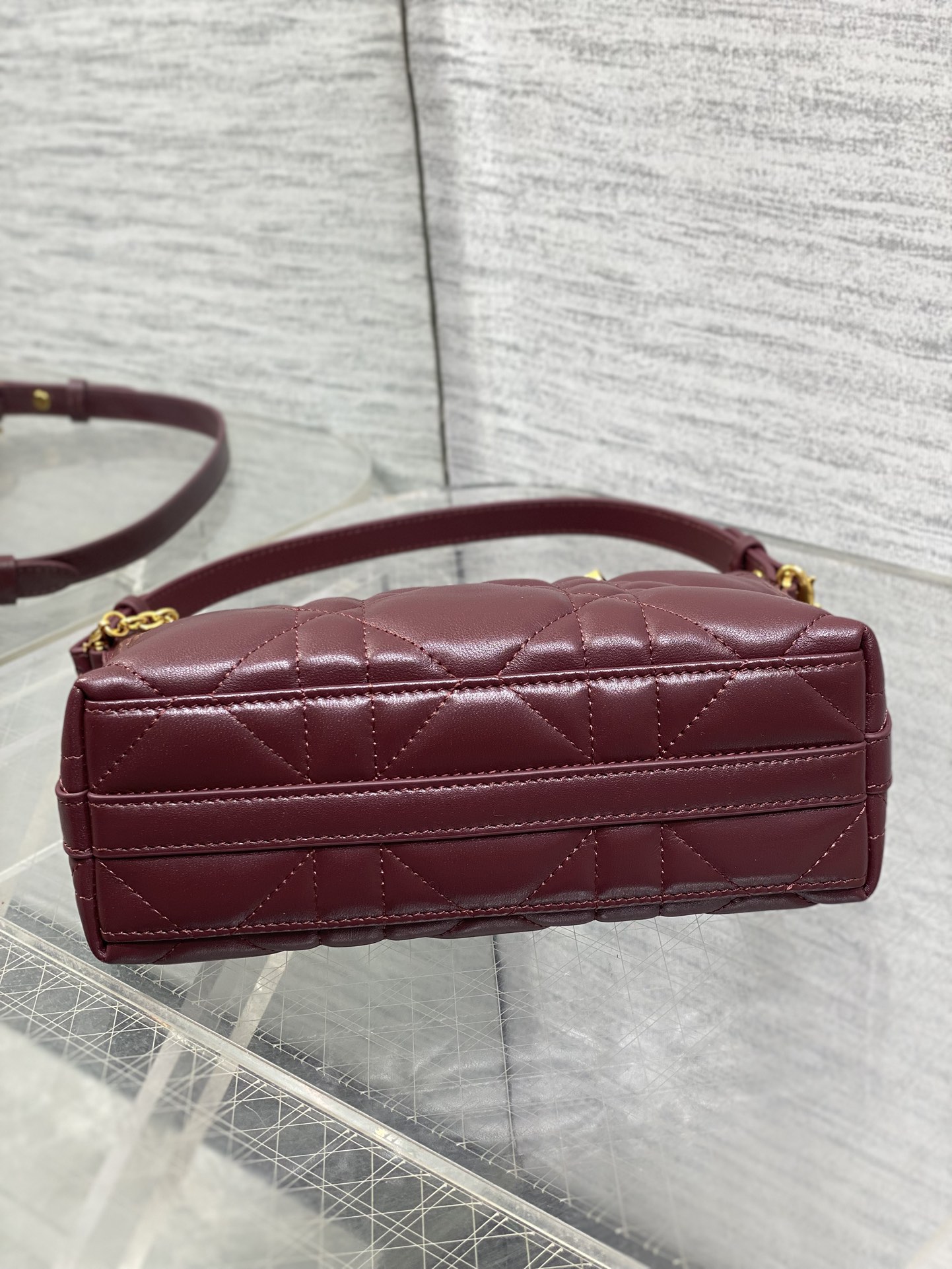 现货‼️Dior秋冬系列Miss Dior单肩水饺包 采用小羊皮精心制作 别具一格的字母标志 超大菱格 