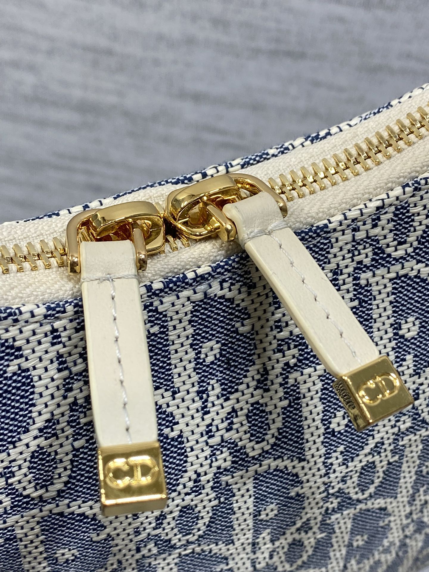 现货‼️Dior秋冬系列Miss Dior单肩水饺包 采用酒椰布精心制作 别具一格的字母标志 超大菱格 