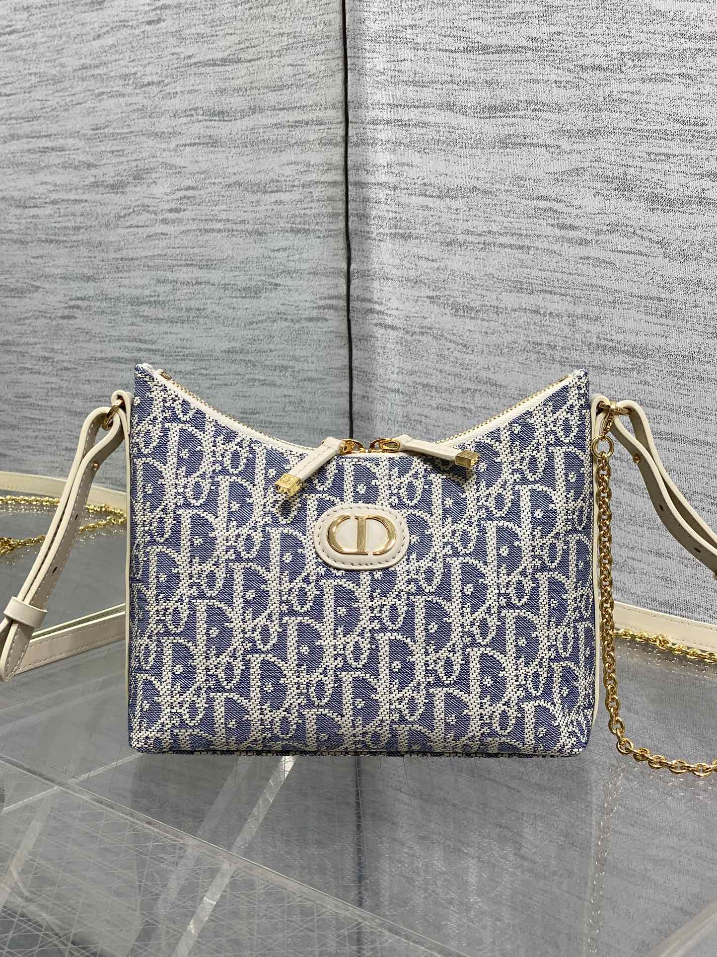 现货‼️Dior秋冬系列Miss Dior单肩水饺包 采用酒椰布精心制作 别具一格的字母标志 超大菱格 