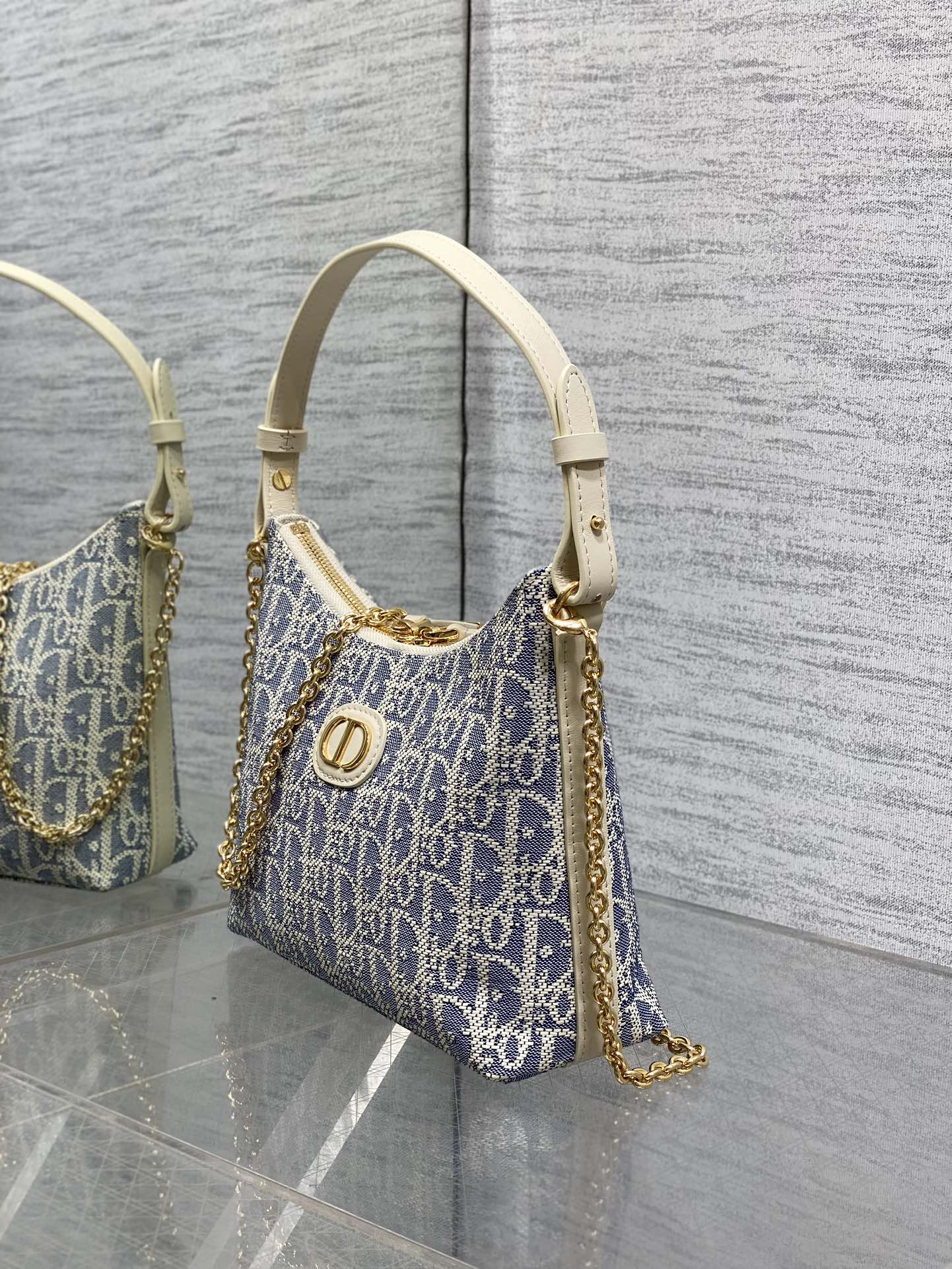 现货‼️Dior秋冬系列Miss Dior单肩水饺包 采用酒椰布精心制作 别具一格的字母标志 超大菱格 