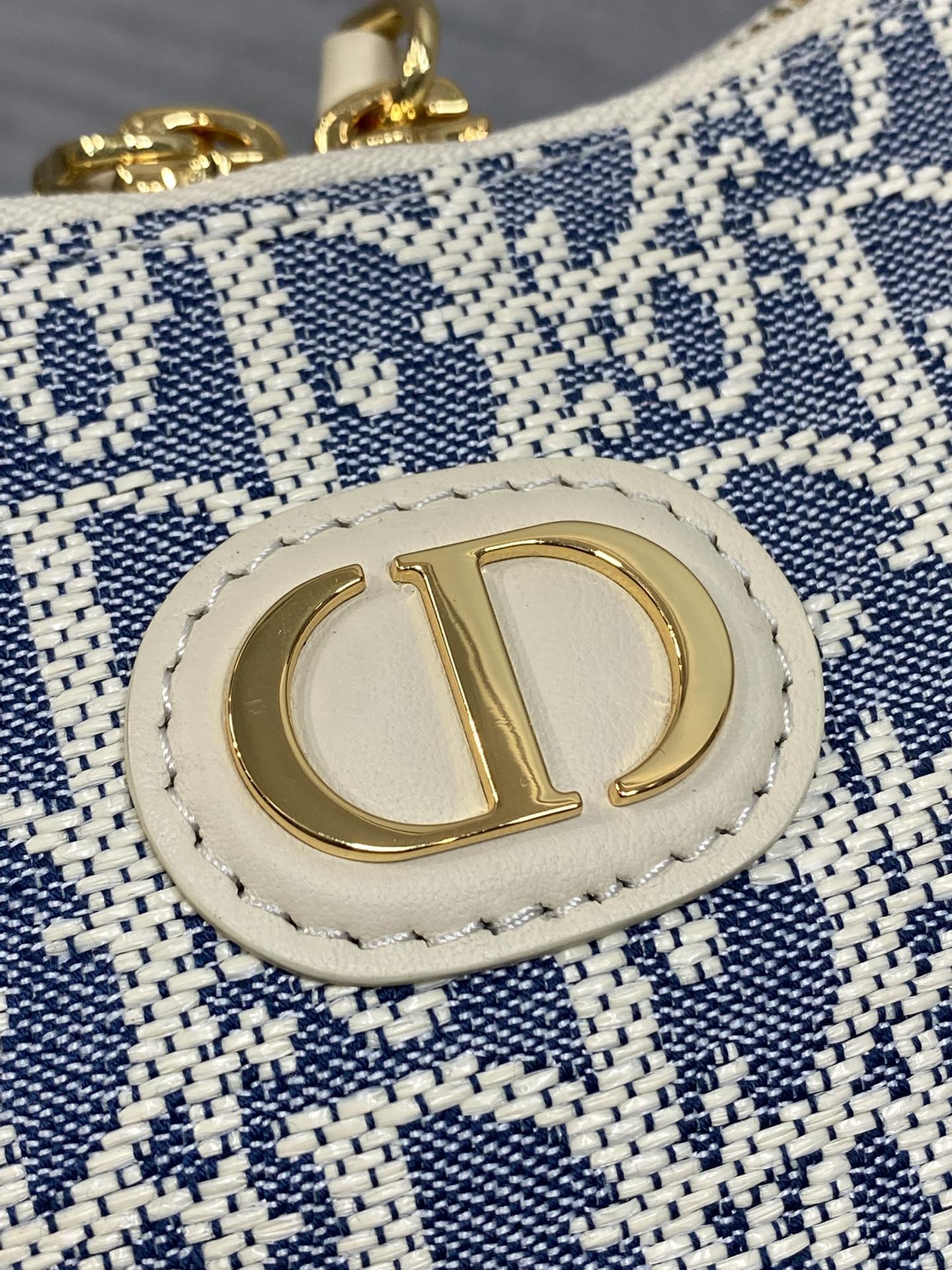 现货‼️Dior秋冬系列Miss Dior单肩水饺包 采用酒椰布精心制作 别具一格的字母标志 超大菱格 