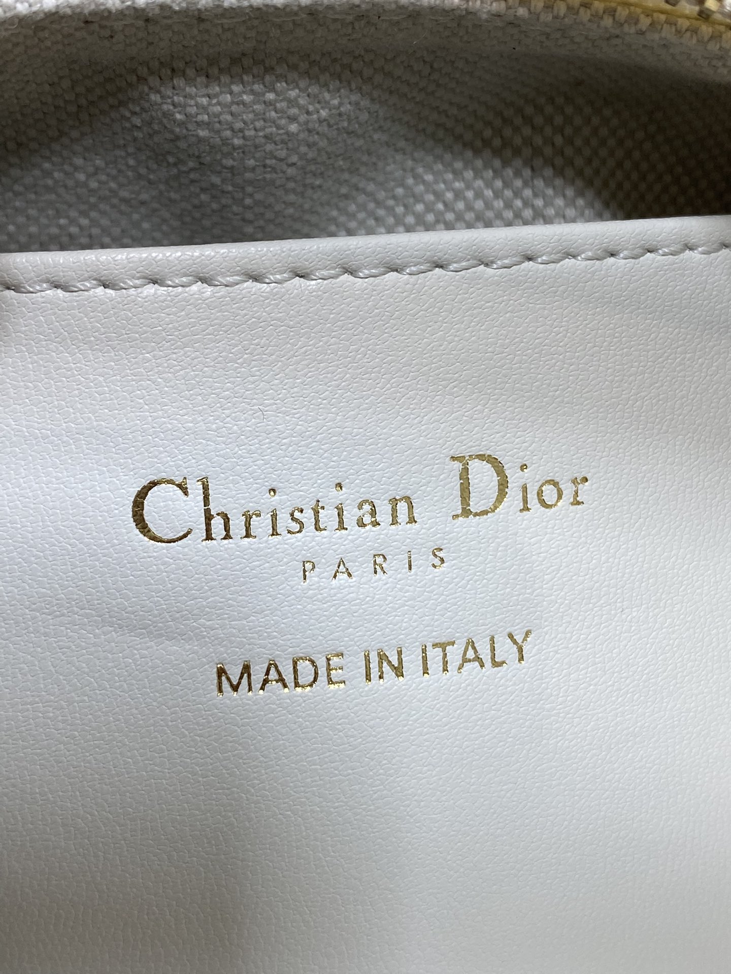 现货‼️Dior秋冬系列Miss Dior单肩水饺包 采用酒椰布精心制作 别具一格的字母标志 超大菱格 