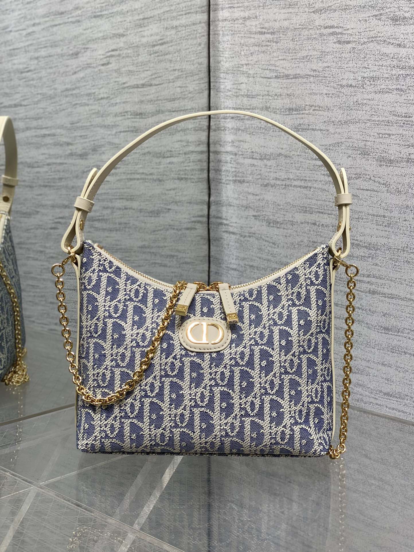 现货‼️Dior秋冬系列Miss Dior单肩水饺包 采用酒椰布精心制作 别具一格的字母标志 超大菱格 