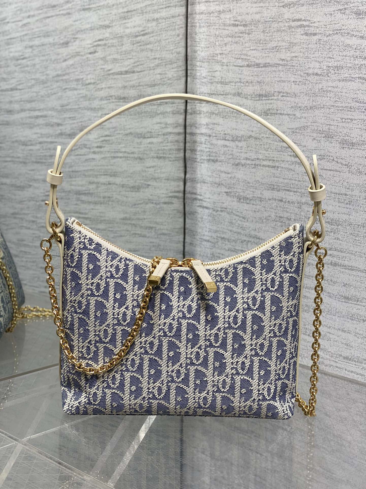 现货‼️Dior秋冬系列Miss Dior单肩水饺包 采用酒椰布精心制作 别具一格的字母标志 超大菱格 