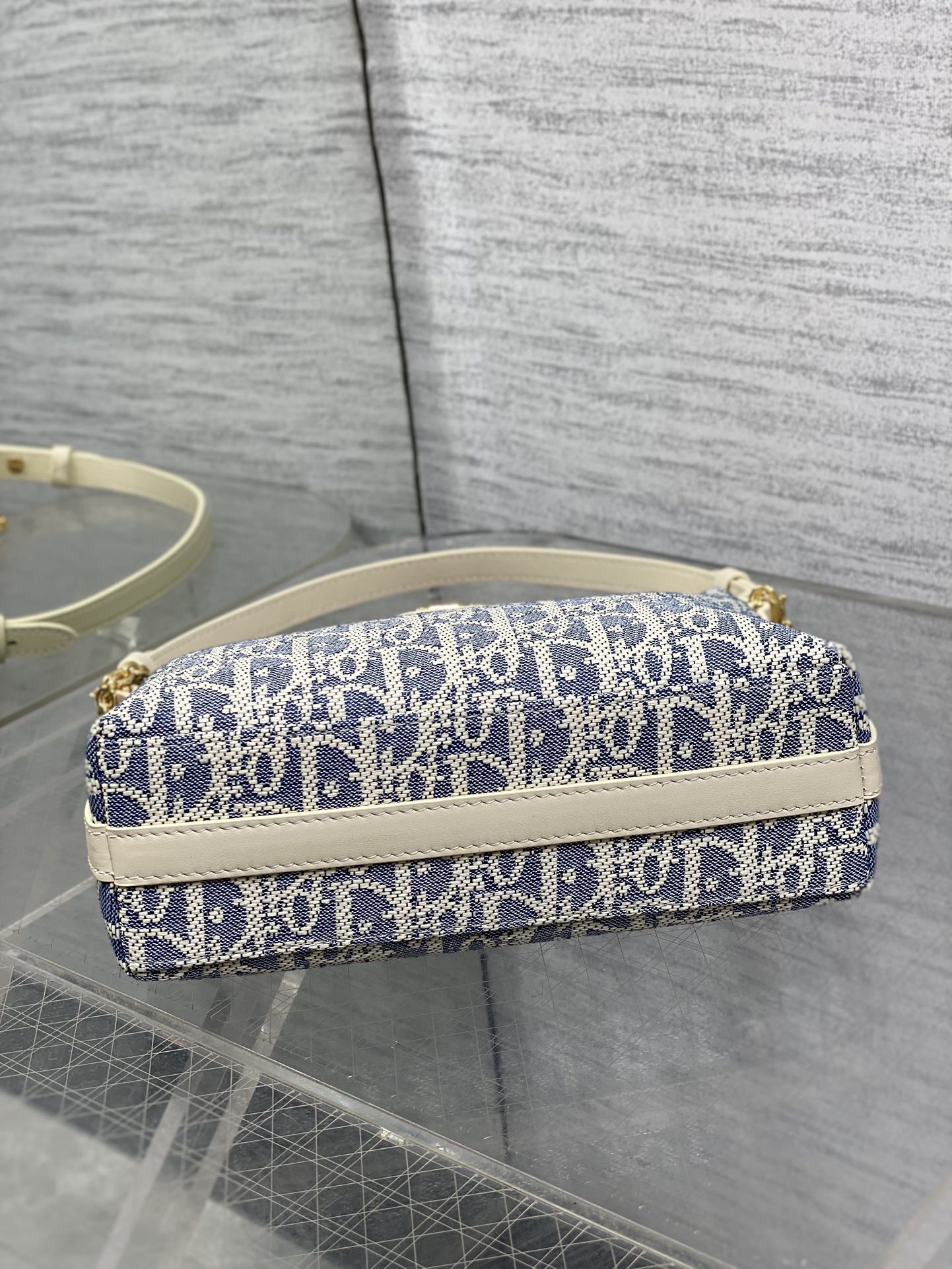 现货‼️Dior秋冬系列Miss Dior单肩水饺包 采用酒椰布精心制作 别具一格的字母标志 超大菱格 