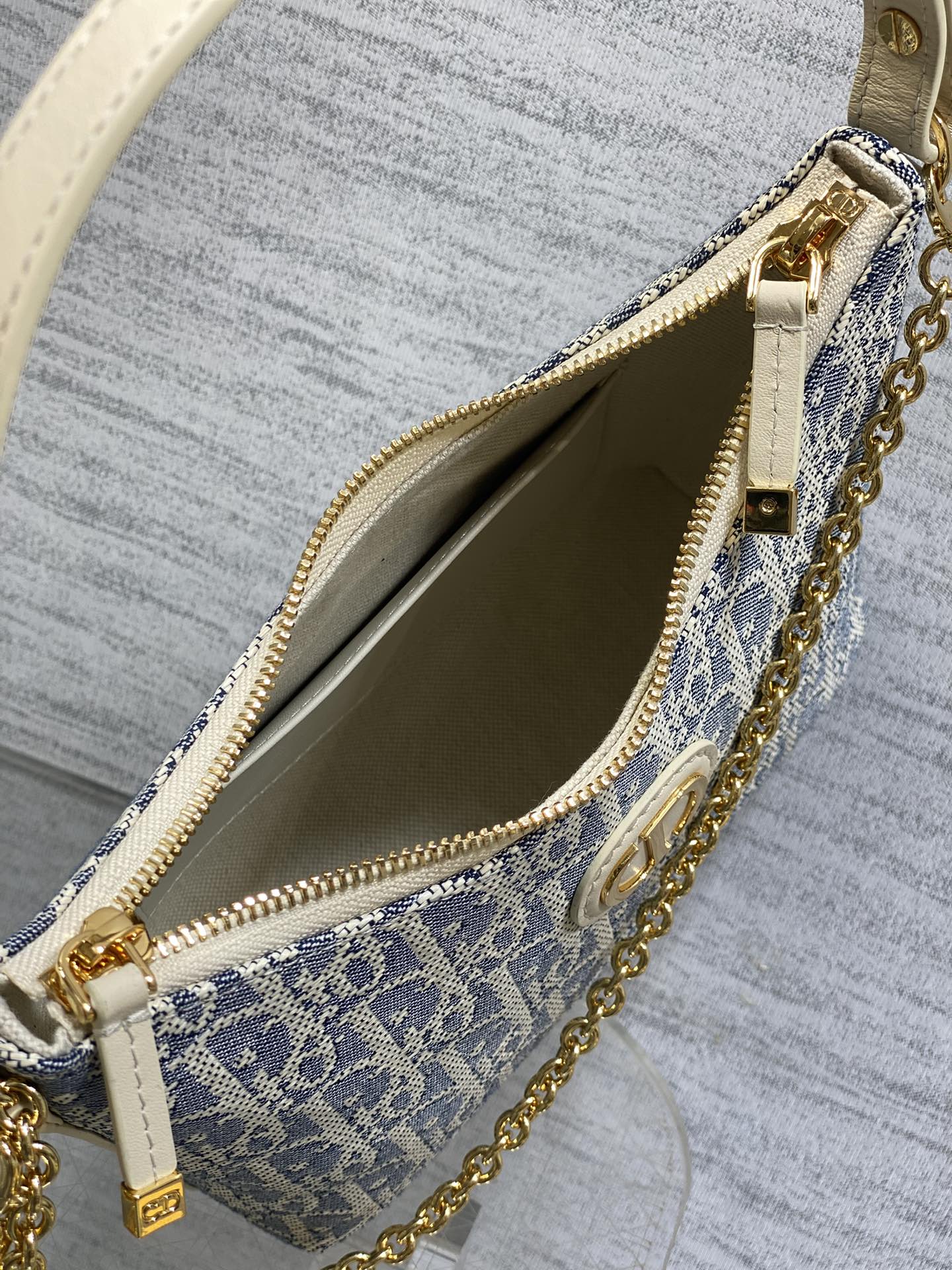 现货‼️Dior秋冬系列Miss Dior单肩水饺包 采用酒椰布精心制作 别具一格的字母标志 超大菱格 