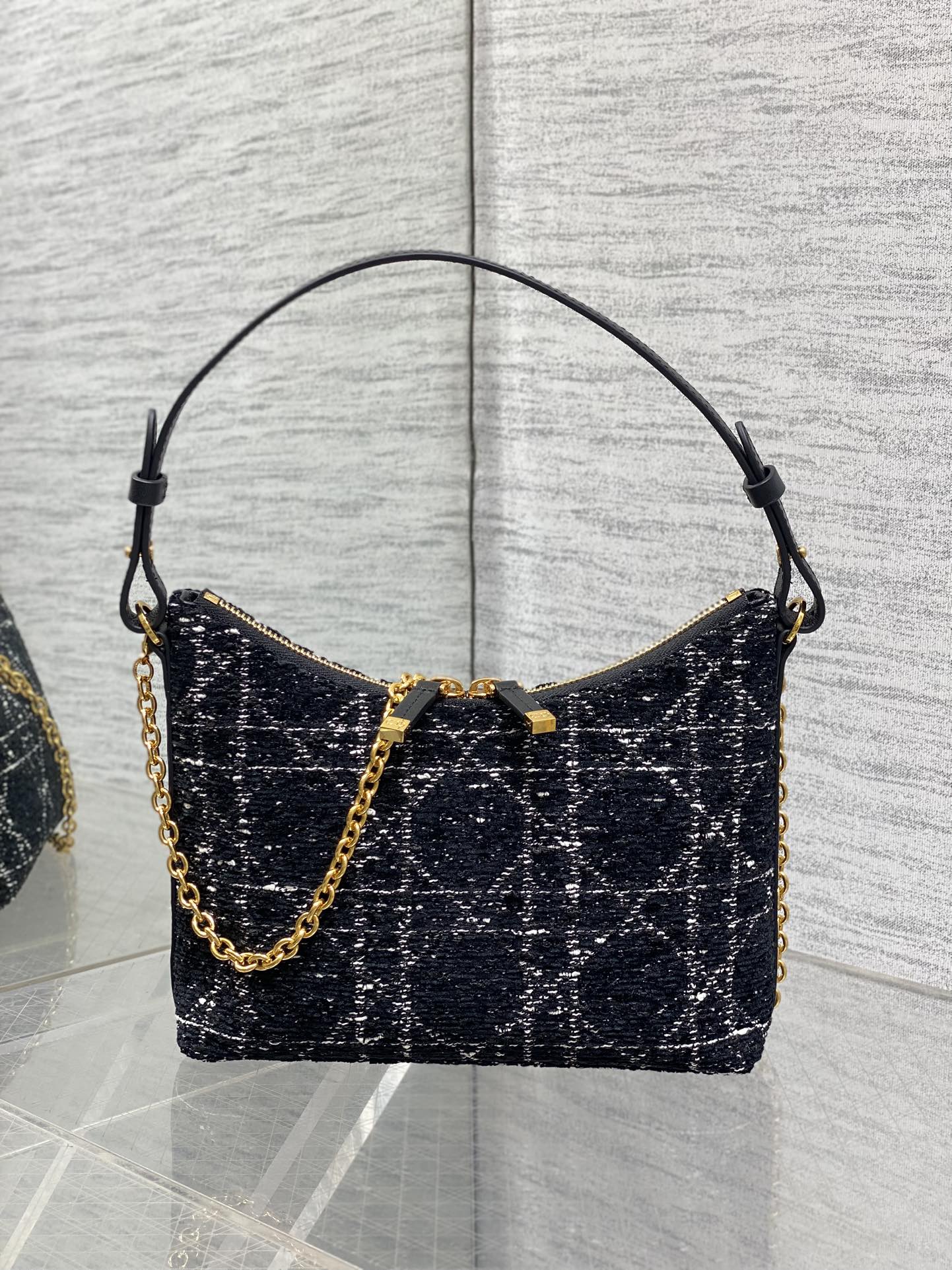 现货‼️Dior秋冬系列Miss Dior单肩水饺包 采用黑色粗花藤格纹精心制作 别具一格的字母标志 超