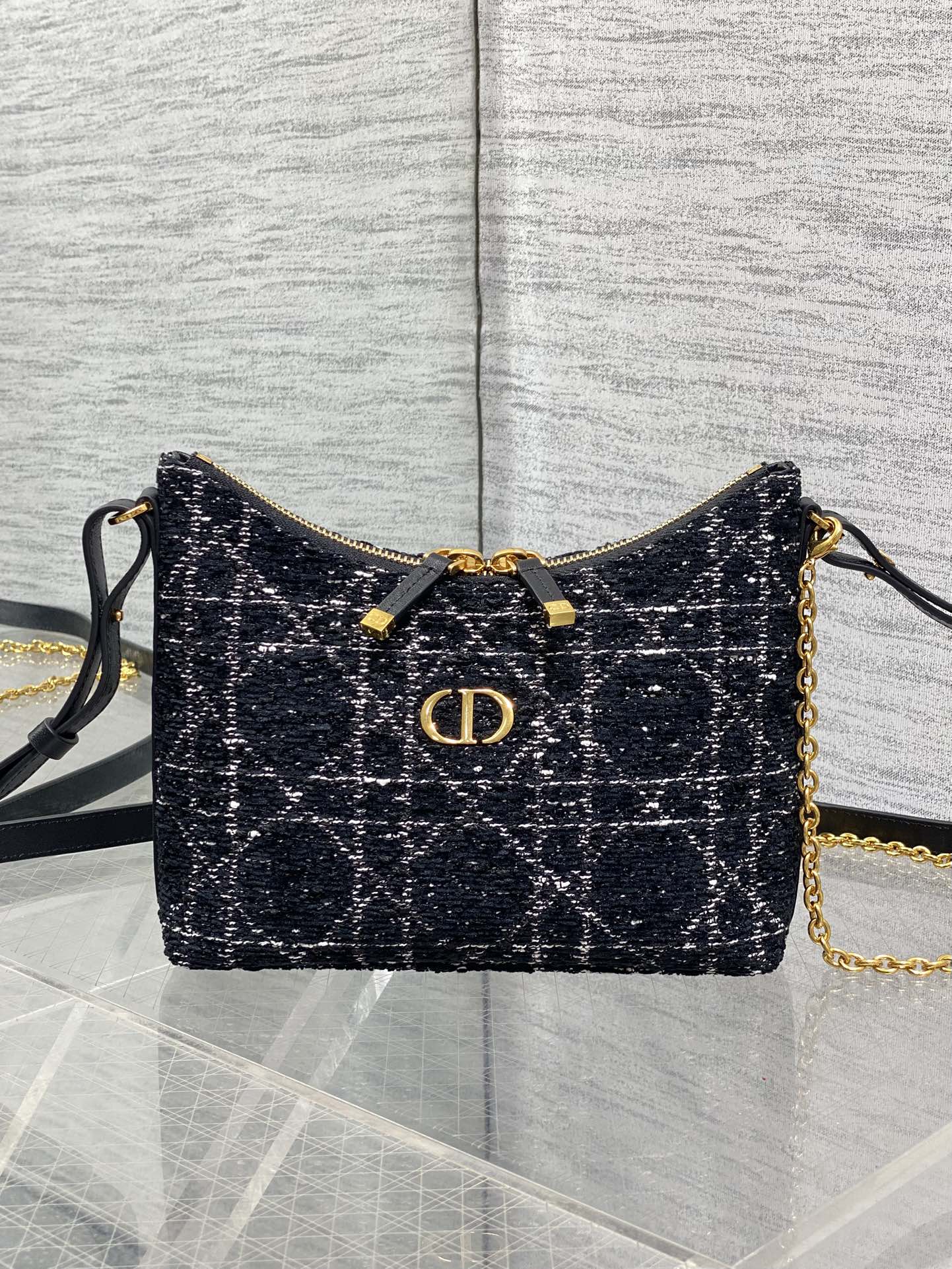 现货‼️Dior秋冬系列Miss Dior单肩水饺包 采用黑色粗花藤格纹精心制作 别具一格的字母标志 超