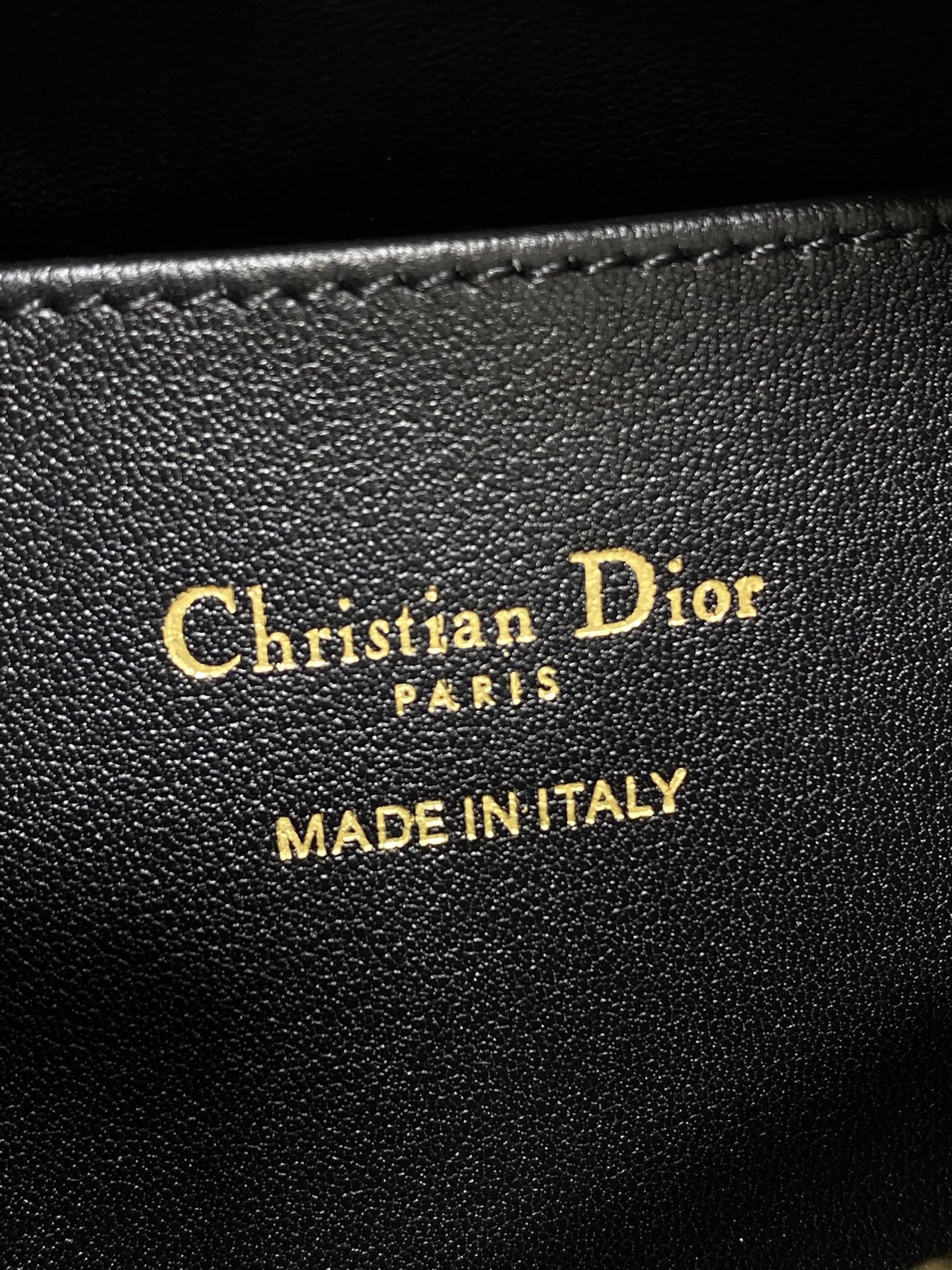 现货‼️Dior秋冬系列Miss Dior单肩水饺包 采用黑色粗花藤格纹精心制作 别具一格的字母标志 超