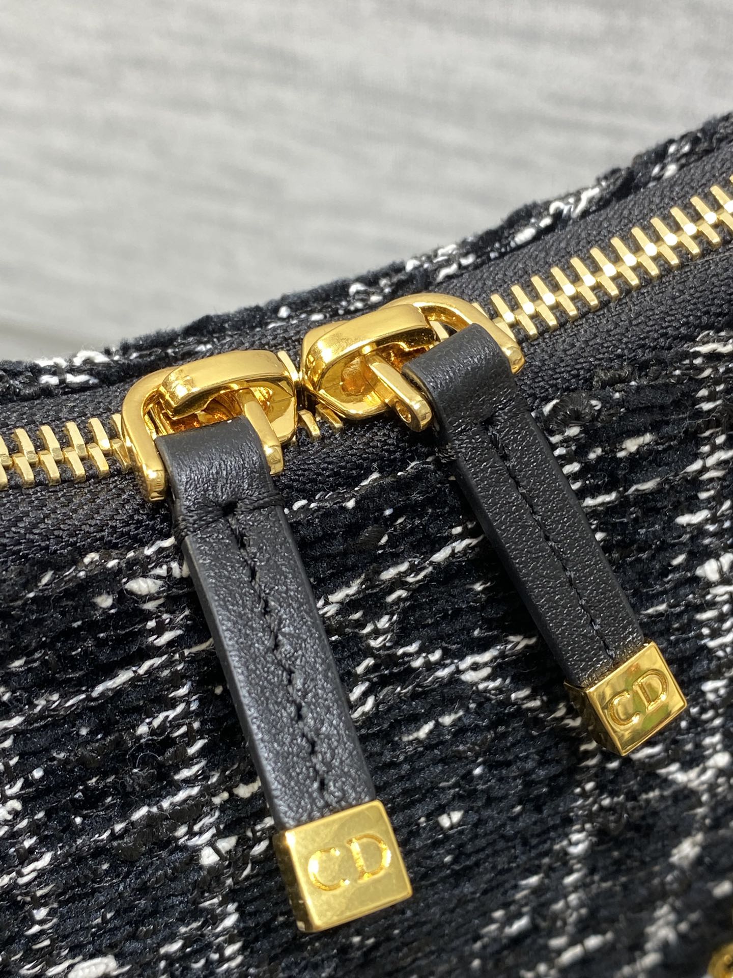 现货‼️Dior秋冬系列Miss Dior单肩水饺包 采用黑色粗花藤格纹精心制作 别具一格的字母标志 超