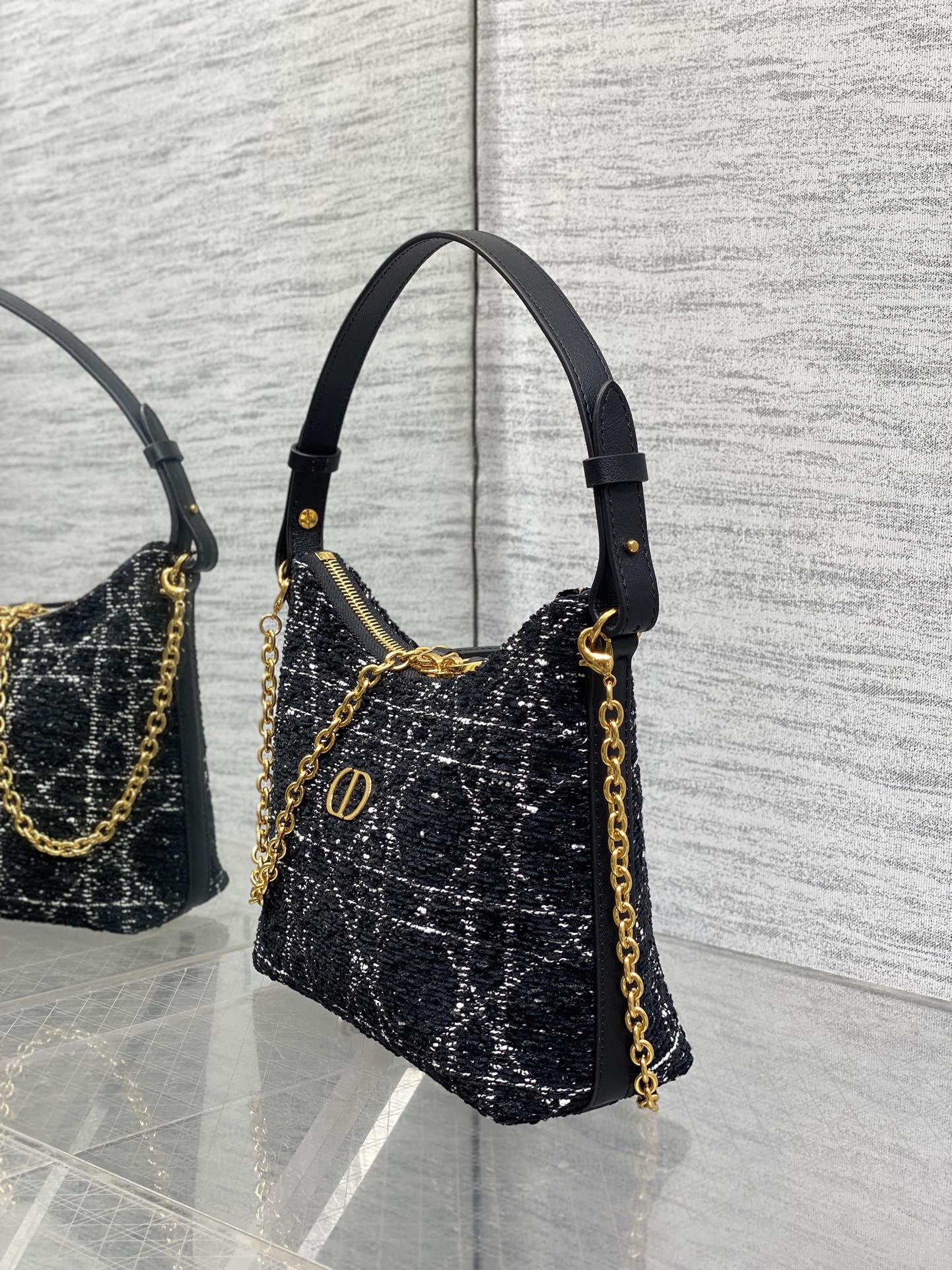 现货‼️Dior秋冬系列Miss Dior单肩水饺包 采用黑色粗花藤格纹精心制作 别具一格的字母标志 超