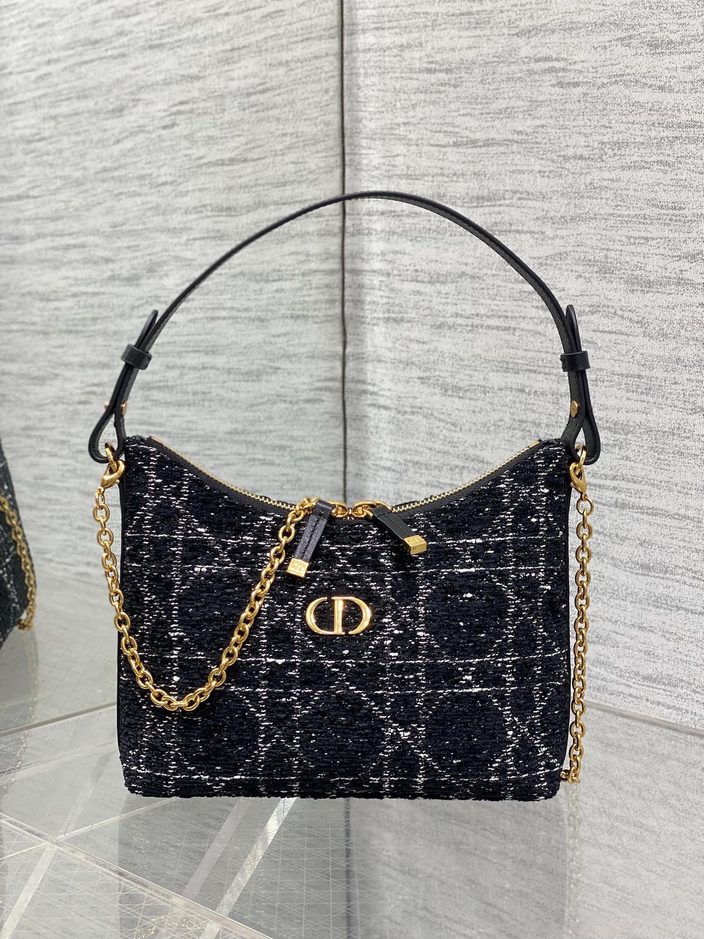 现货‼️Dior秋冬系列Miss Dior单肩水饺包 采用黑色粗花藤格纹精心制作 别具一格的字母标志 超