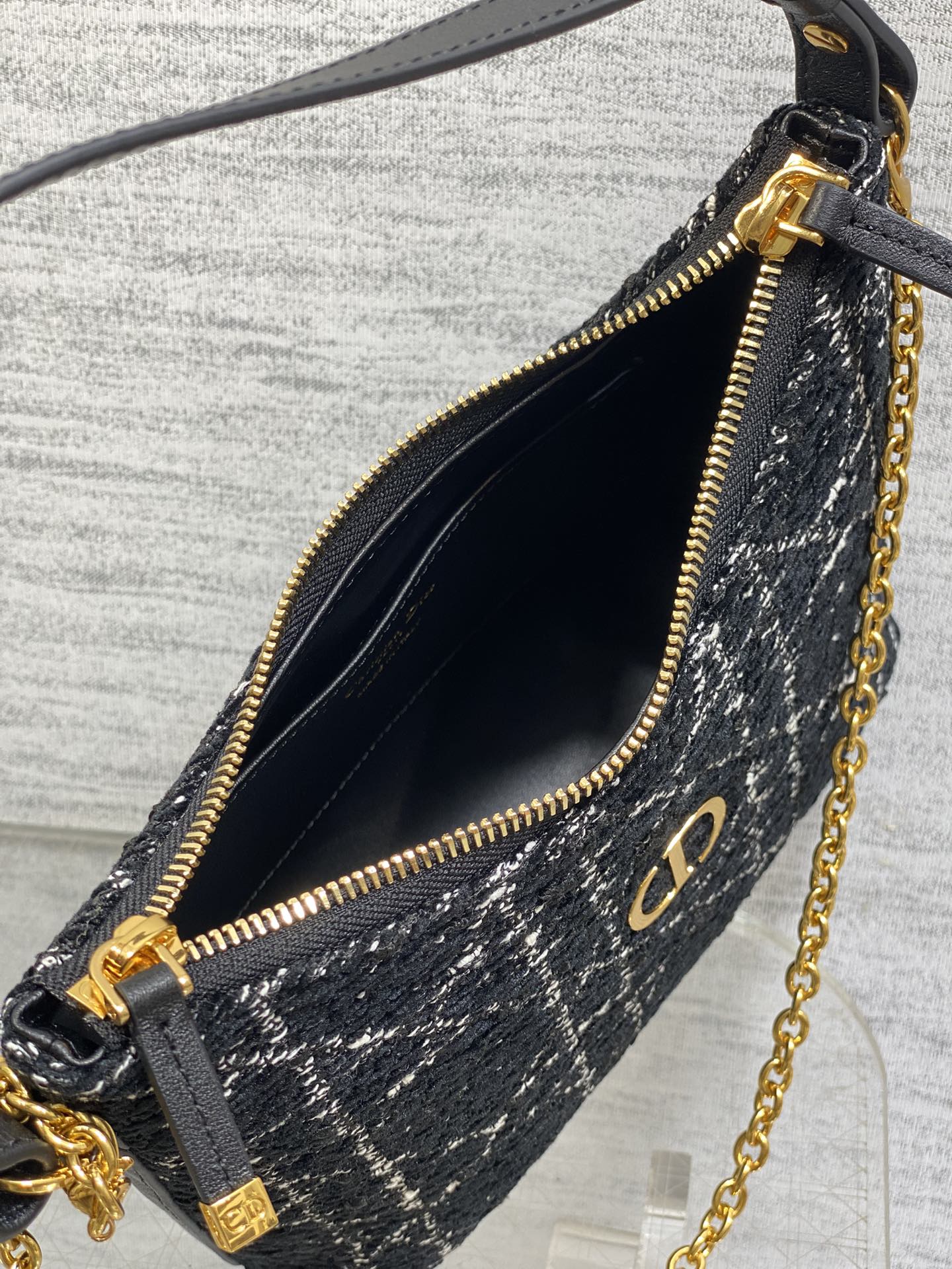 现货‼️Dior秋冬系列Miss Dior单肩水饺包 采用黑色粗花藤格纹精心制作 别具一格的字母标志 超