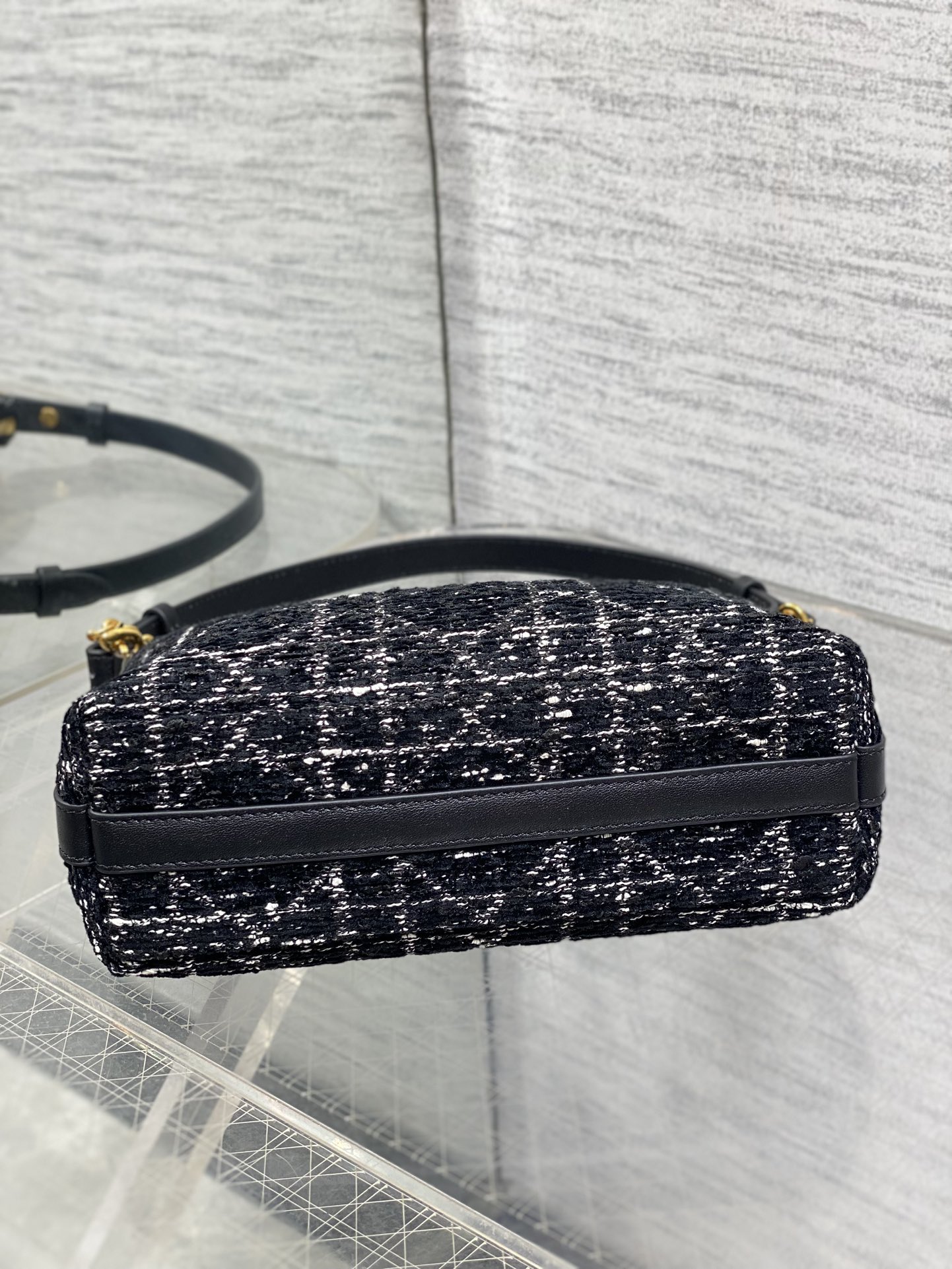 现货‼️Dior秋冬系列Miss Dior单肩水饺包 采用黑色粗花藤格纹精心制作 别具一格的字母标志 超