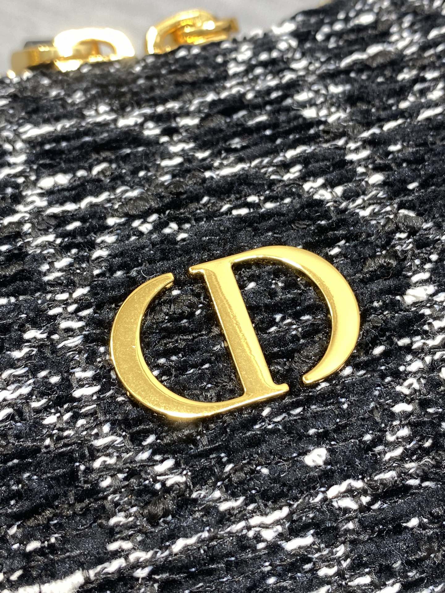 现货‼️Dior秋冬系列Miss Dior单肩水饺包 采用黑色粗花藤格纹精心制作 别具一格的字母标志 超