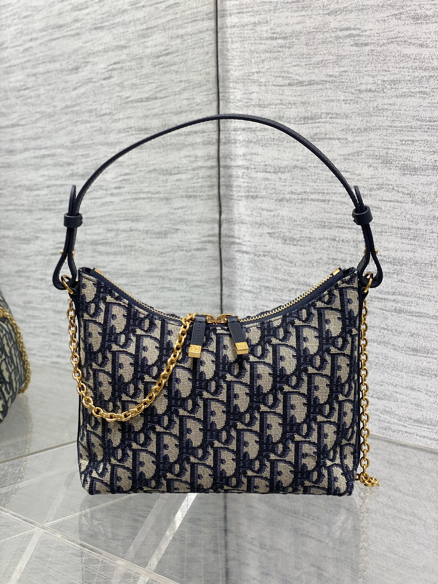 现货‼️Dior秋冬系列Miss Dior单肩水饺包 采用蓝色Oblique面料精心制作 别具一格的字母