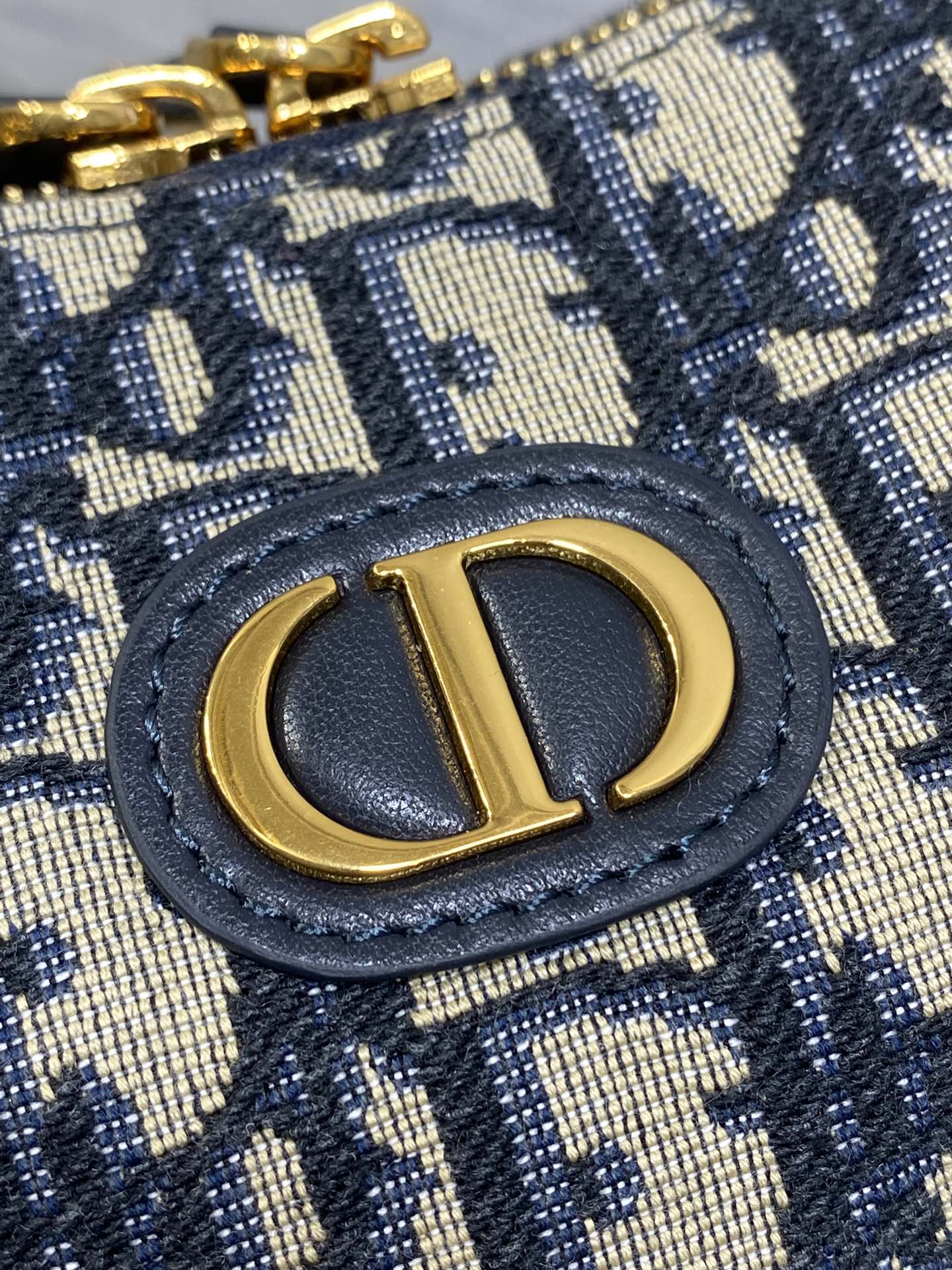 现货‼️Dior秋冬系列Miss Dior单肩水饺包 采用蓝色Oblique面料精心制作 别具一格的字母