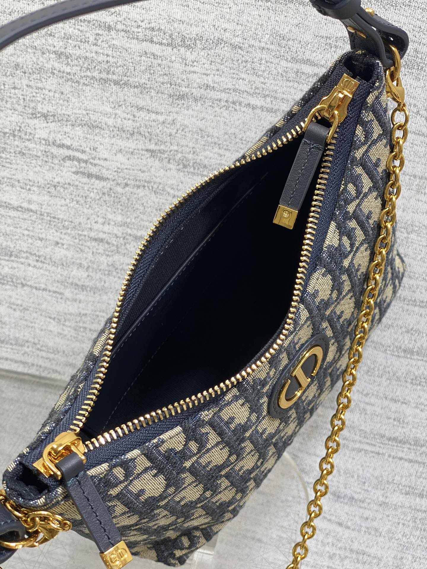 现货‼️Dior秋冬系列Miss Dior单肩水饺包 采用蓝色Oblique面料精心制作 别具一格的字母