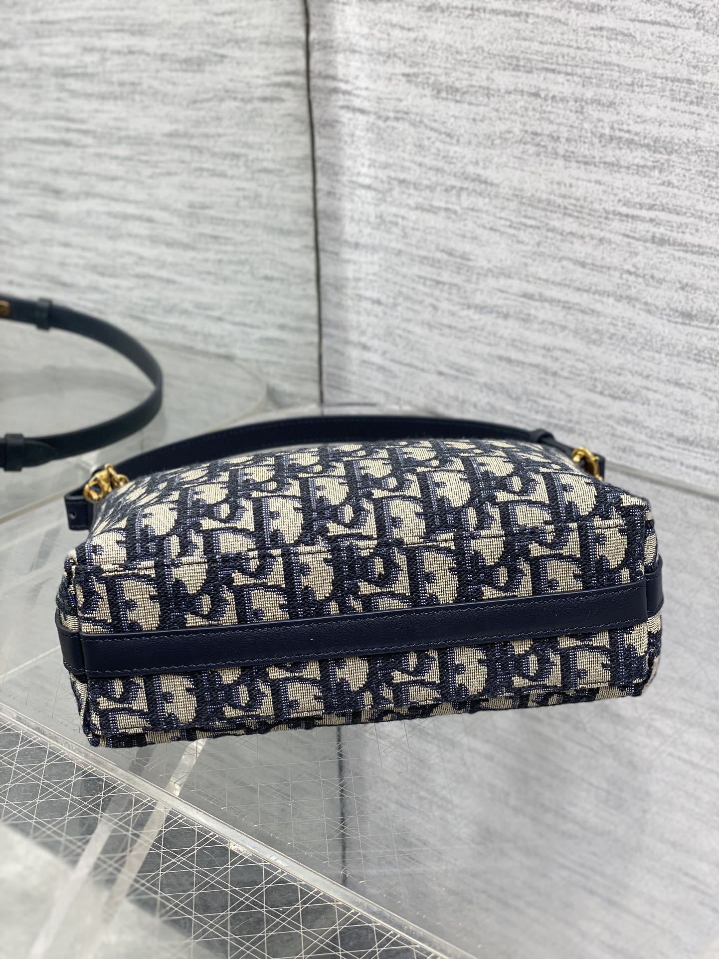 现货‼️Dior秋冬系列Miss Dior单肩水饺包 采用蓝色Oblique面料精心制作 别具一格的字母