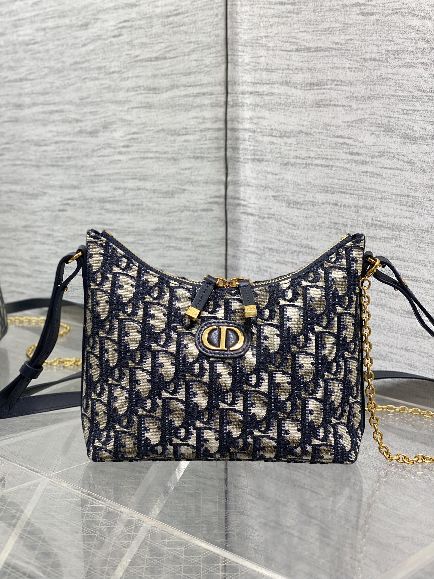 现货‼️Dior秋冬系列Miss Dior单肩水饺包 采用蓝色Oblique面料精心制作 别具一格的字母