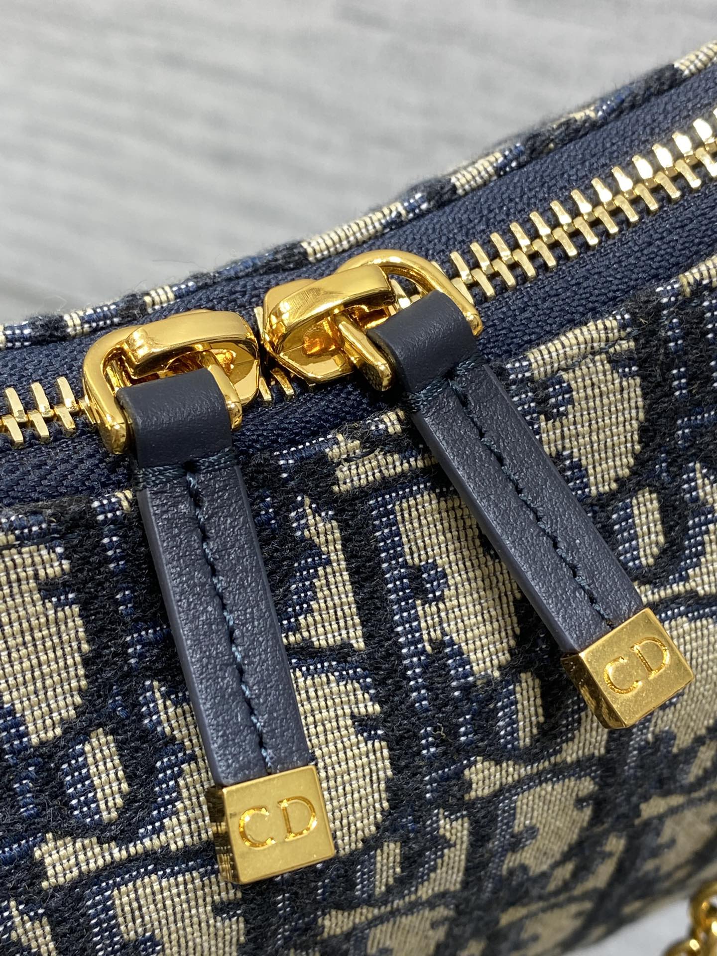 现货‼️Dior秋冬系列Miss Dior单肩水饺包 采用蓝色Oblique面料精心制作 别具一格的字母