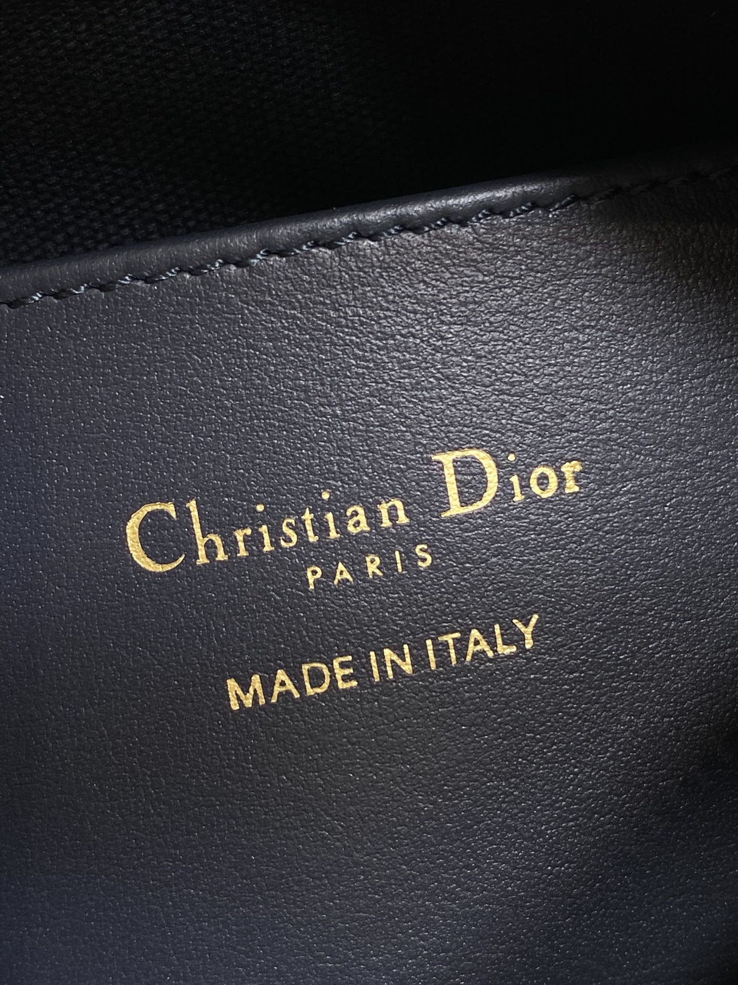 现货‼️Dior秋冬系列Miss Dior单肩水饺包 采用蓝色Oblique面料精心制作 别具一格的字母