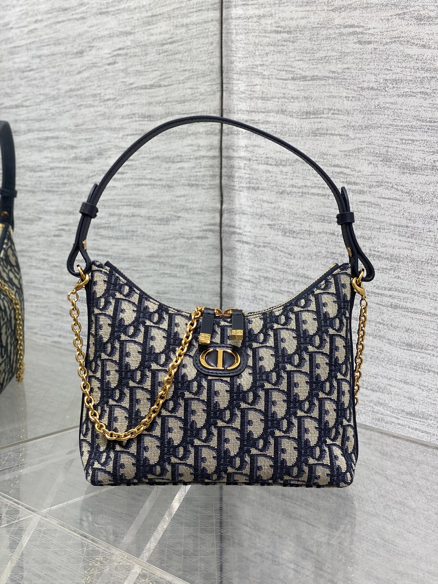 现货‼️Dior秋冬系列Miss Dior单肩水饺包 采用蓝色Oblique面料精心制作 别具一格的字母