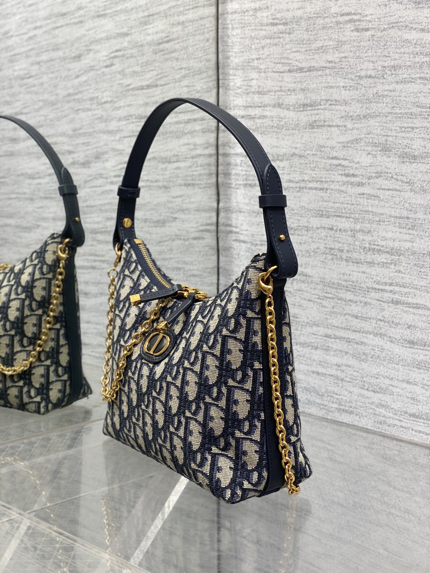 现货‼️Dior秋冬系列Miss Dior单肩水饺包 采用蓝色Oblique面料精心制作 别具一格的字母