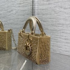 现货‼️Lady最新限量版重工珠子横版小号戴妃包,人手一个必备的珠子手工包😍。迷人优雅又气场十足💃🏻,斜 现货‼️Lady最新限量版重工珠子横版小号戴妃包,人手一个必备的珠子手工包😍。迷人优雅又气场十足💃🏻,斜