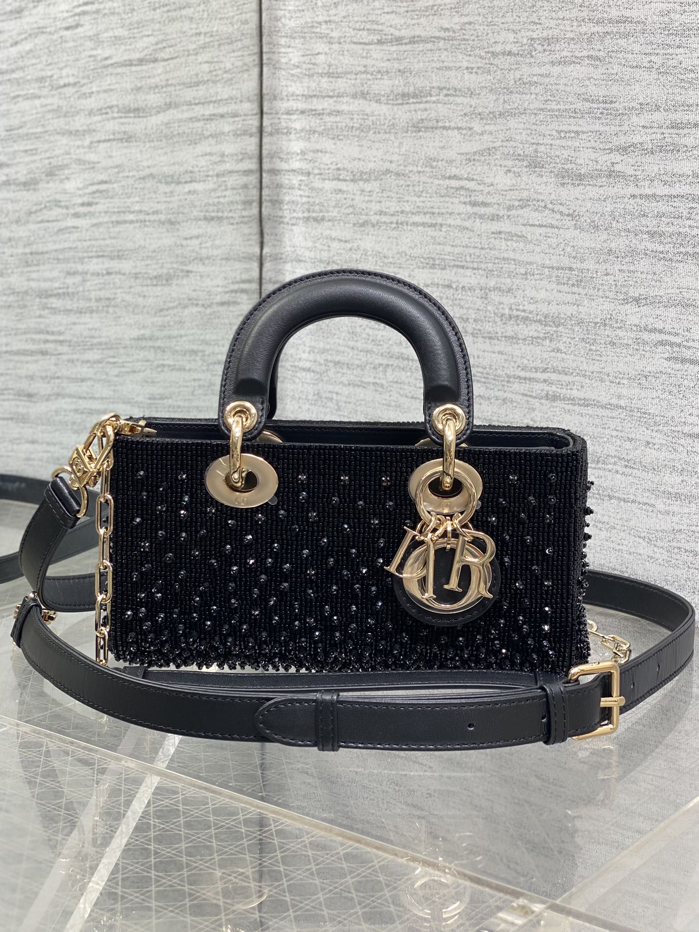 NO:811886,In stock, Lady's latest limited edition heavy-made beads horizontal version small Princess Diana bag, a must-have bead handmade bag for everyone. Charming, elegant and full of aura, it is also full of femininity when carried cross-body, classic fashion style. Everyone has a beautiful bag on Instagram and many fashion icons, don't miss it. Size 22cm, Princess Diana heavy-made beads, Hermes,19860909现货 Lady最新限量版重工珠子横版小号戴妃包,人手一个必备的珠子手工包.迷人优雅又气场十足,斜挎手拎也是女人味十足,经典时尚风格.ins和众多时尚icon都人手一个的美包,别错过哦 size22cm,戴妃重工珠子,Hermes,,Bag
