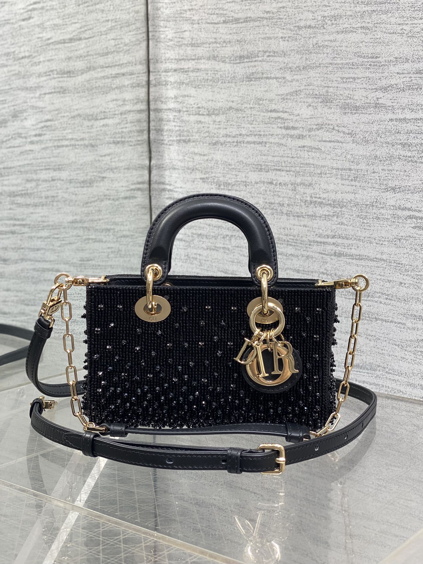 NO:811892,In stock, Lady's latest limited edition handmade bead horizontal series, one bag can hold nothing but a cute little bag. Every thread and bead on the leather surface is hand-embroidered. The capacity is small, it can only hold lipstick, car keys, and can also be used as a card holder. Size 16*9*5cm, Princess Diana heavy industry beads, Hermes,19860909现货 Lady最新限量手工珠子横版系列系列,一只什么都装不下,只能装下可爱的小包包,皮面上的每一根线每一颗珠子都是手工刺绣,容量较小,只能放下口红,车钥匙,还能当卡包 size16*9*5cm,戴妃重工珠子,Hermes,,Bag