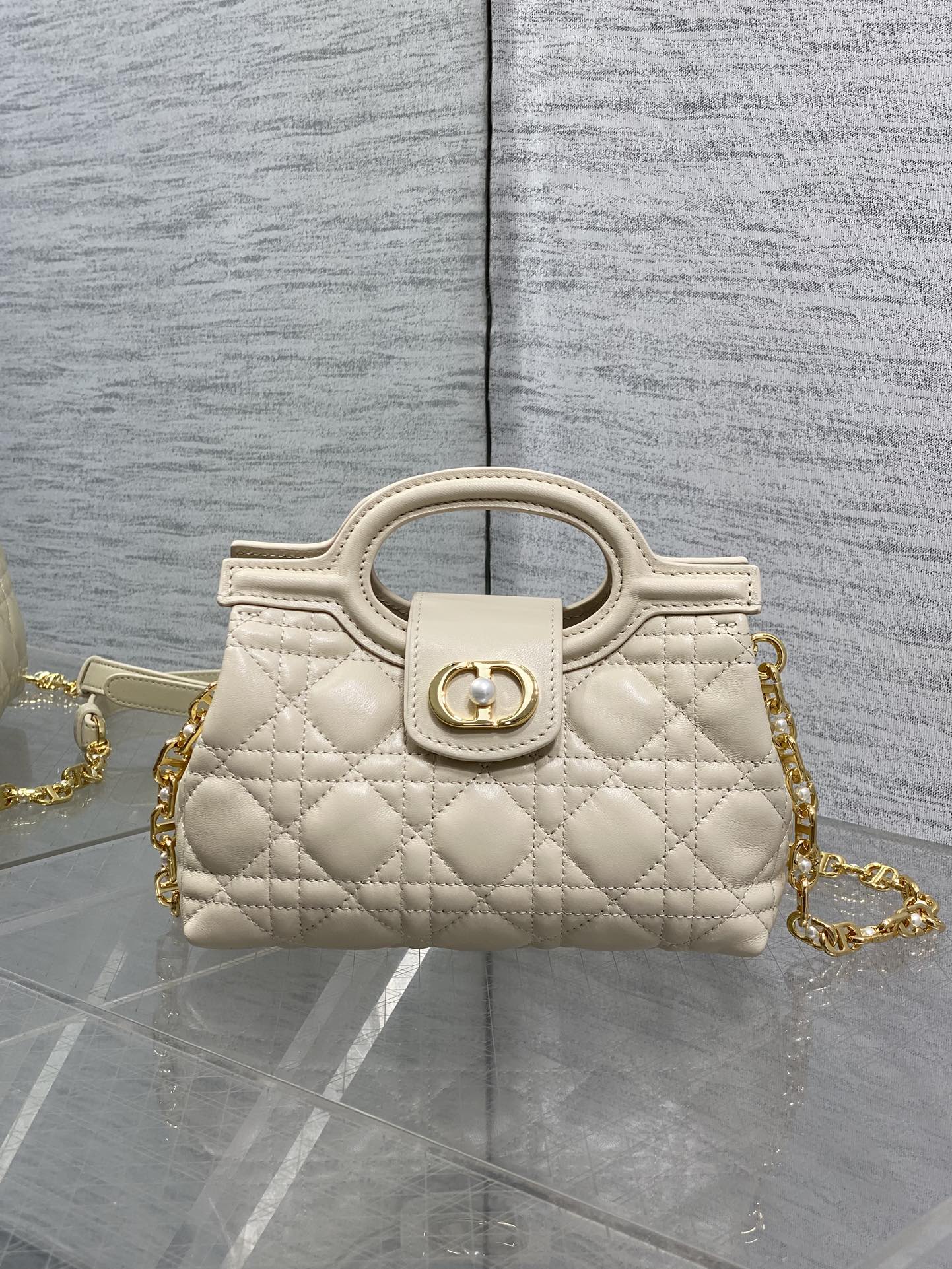 浅象牙现货‼️Jolie ToP Handle 迷你链条包，对这种精致小包完全没有抵抗力✌️大包背着太累