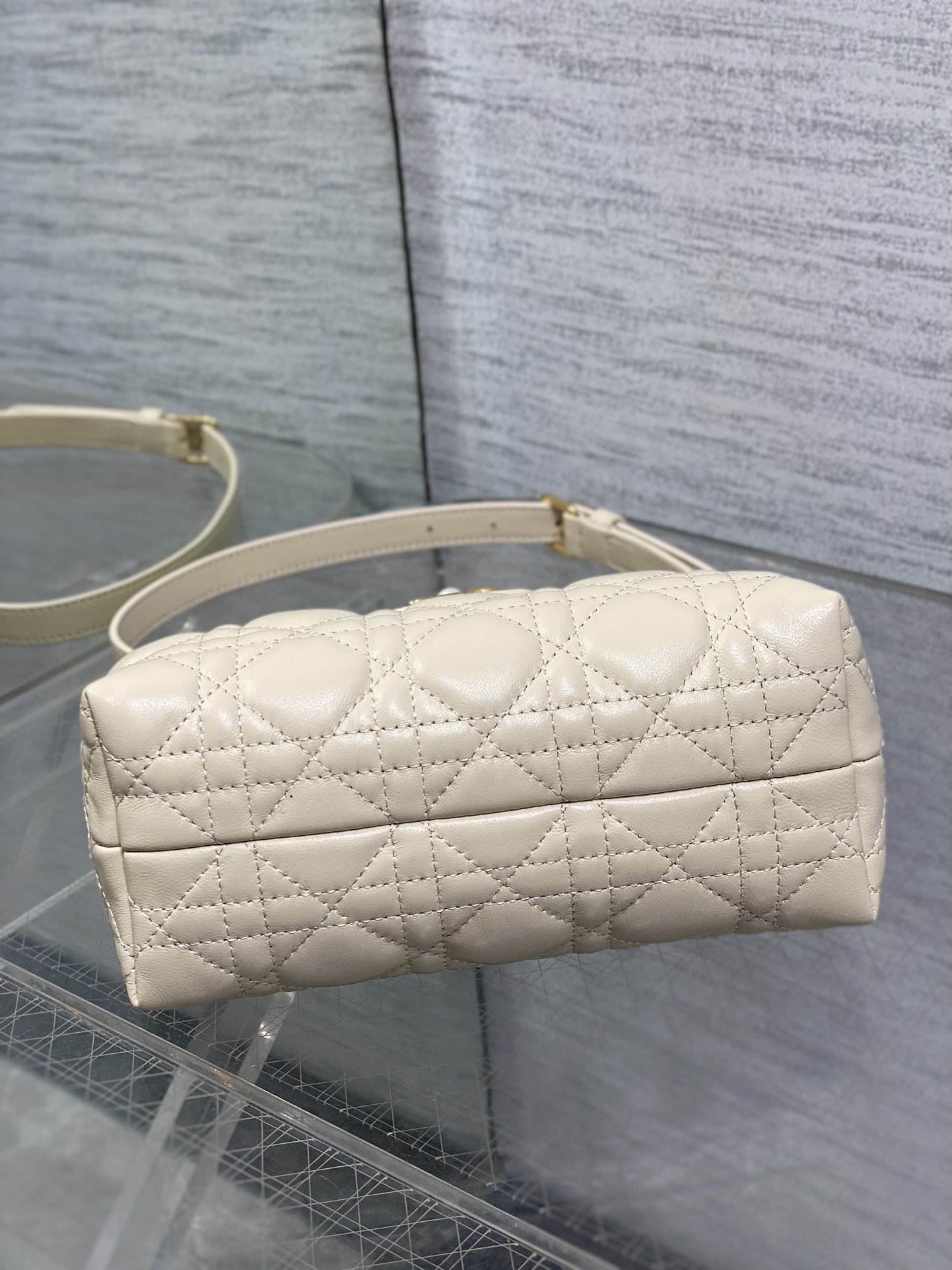 浅象牙现货‼️Jolie ToP Handle 迷你链条包，对这种精致小包完全没有抵抗力✌️大包背着太累