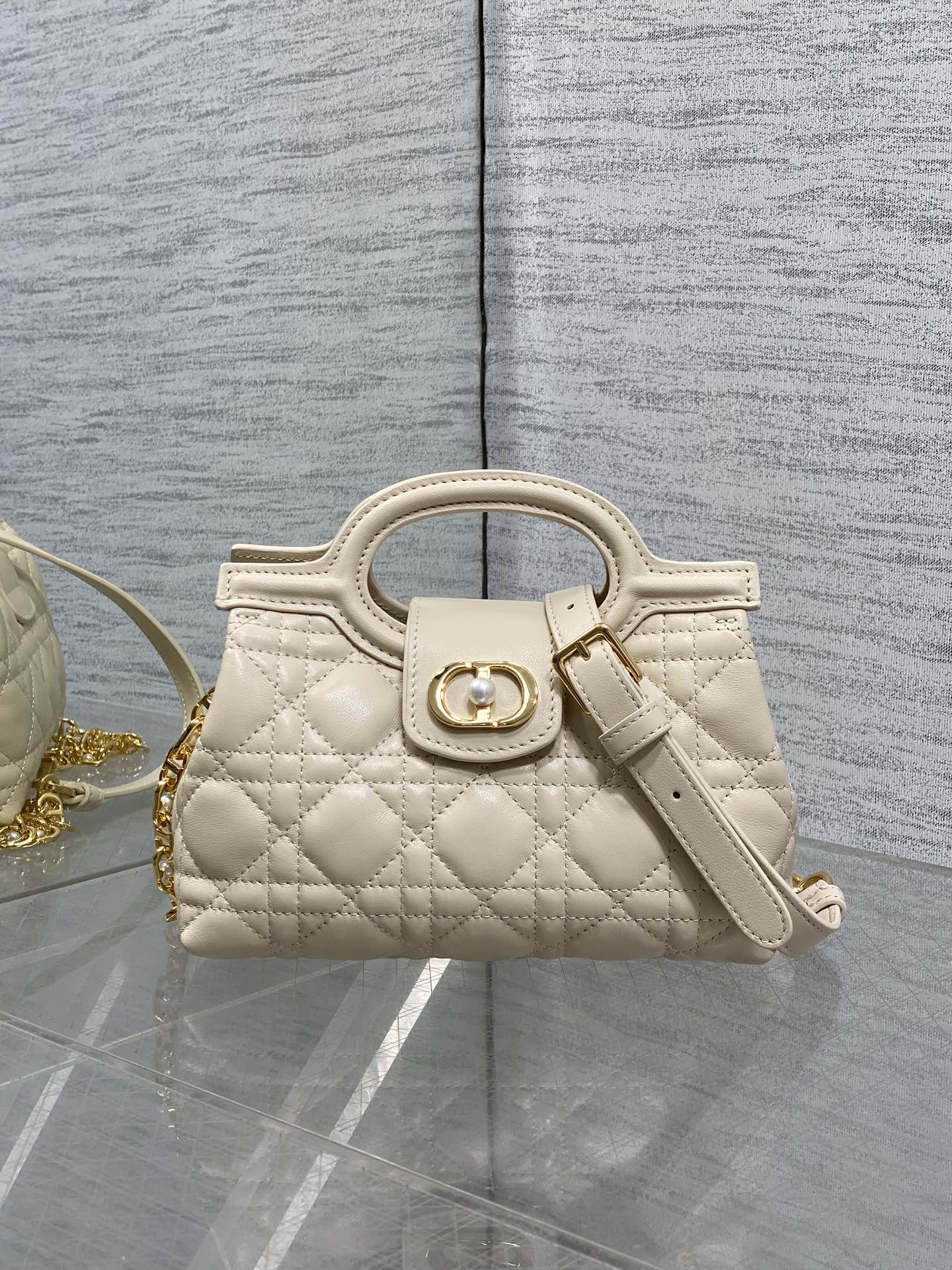 浅象牙现货‼️Jolie ToP Handle 迷你链条包，对这种精致小包完全没有抵抗力✌️大包背着太累