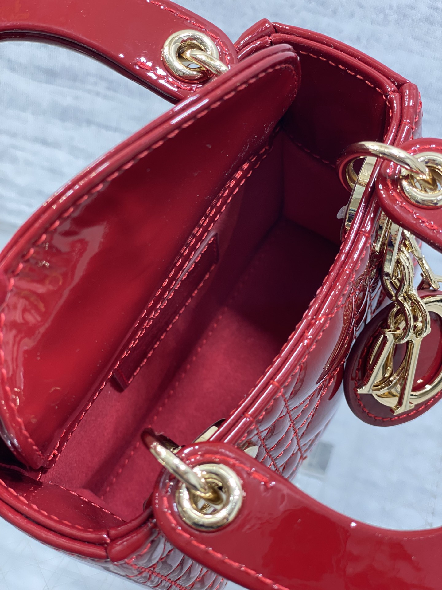 樱桃红现货‼️Lady最新micro漆皮系列，一只什么都装不下，只能装下可爱的小包包😘，采用柔软的漆黑精