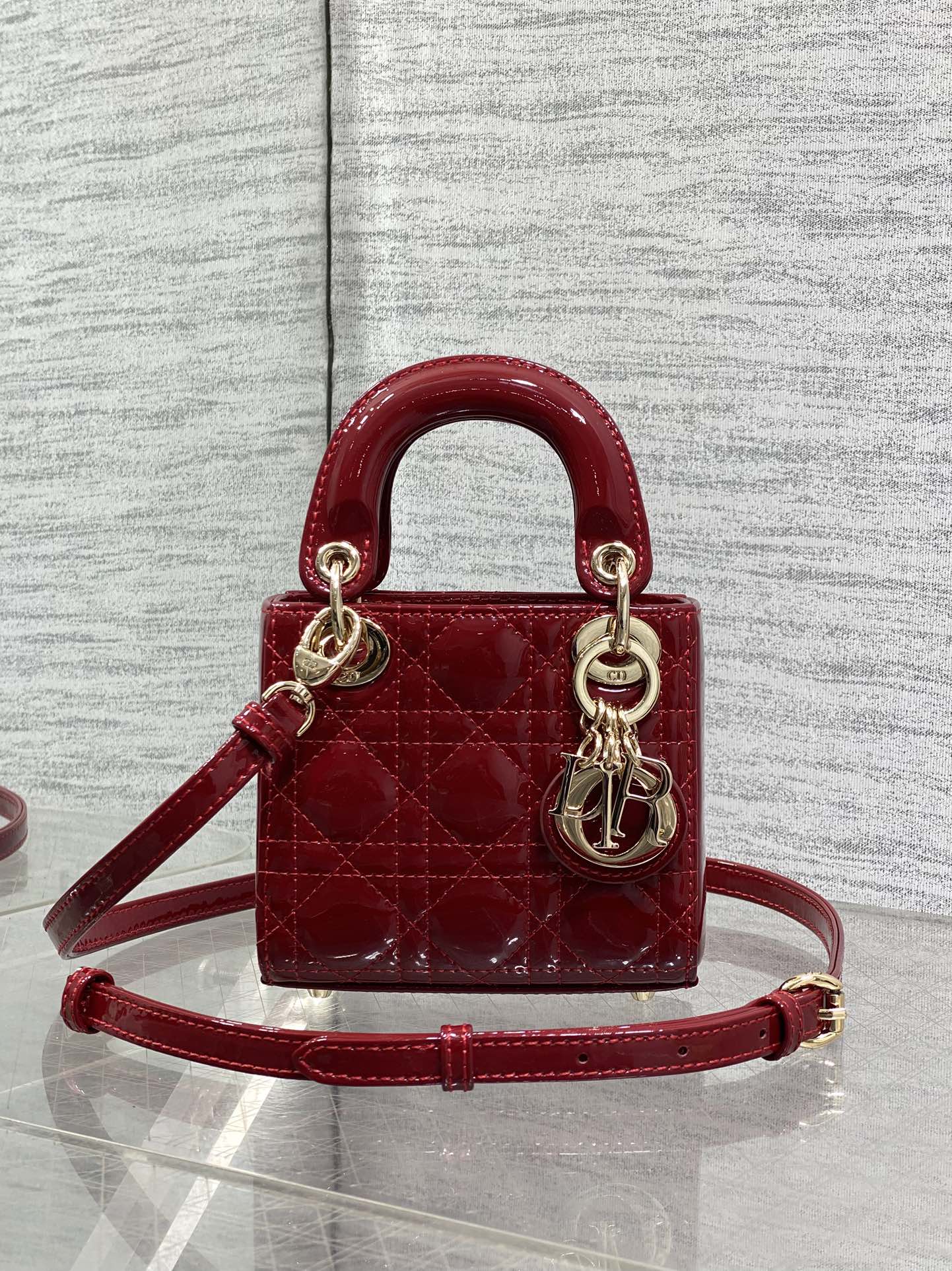 樱桃红现货‼️Lady最新micro漆皮系列，一只什么都装不下，只能装下可爱的小包包😘，采用柔软的漆黑精