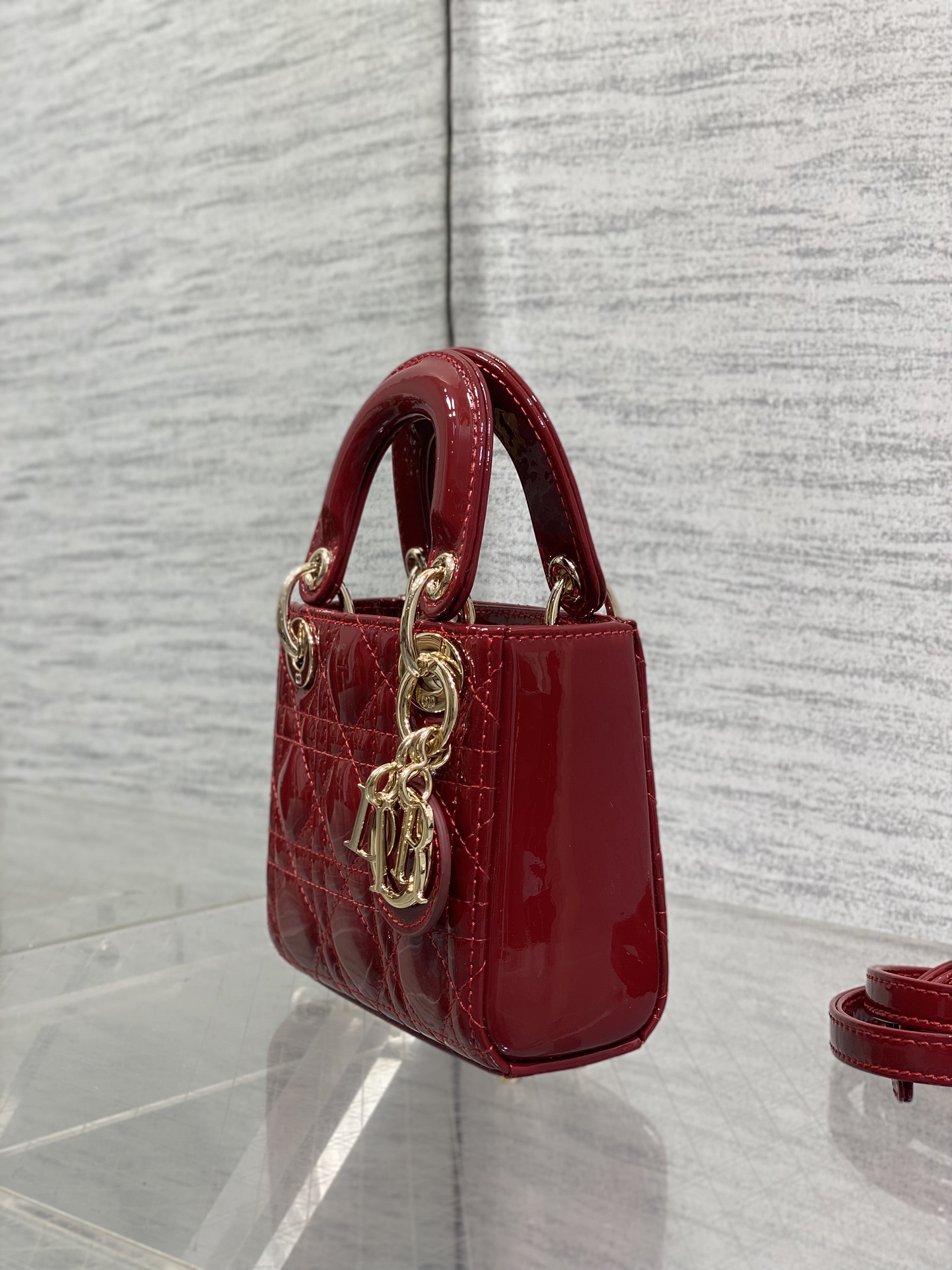 樱桃红现货‼️Lady最新micro漆皮系列，一只什么都装不下，只能装下可爱的小包包😘，采用柔软的漆黑精