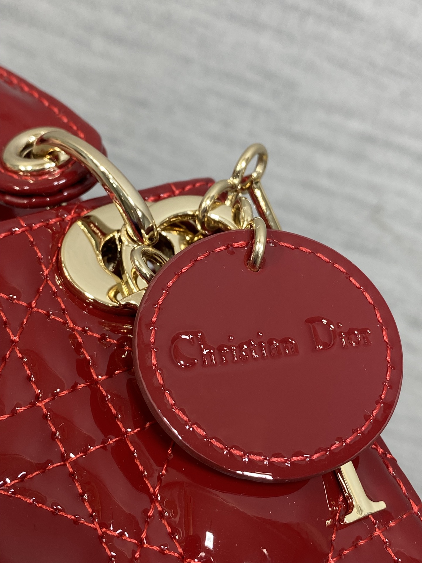 樱桃红现货‼️Lady最新micro漆皮系列，一只什么都装不下，只能装下可爱的小包包😘，采用柔软的漆黑精