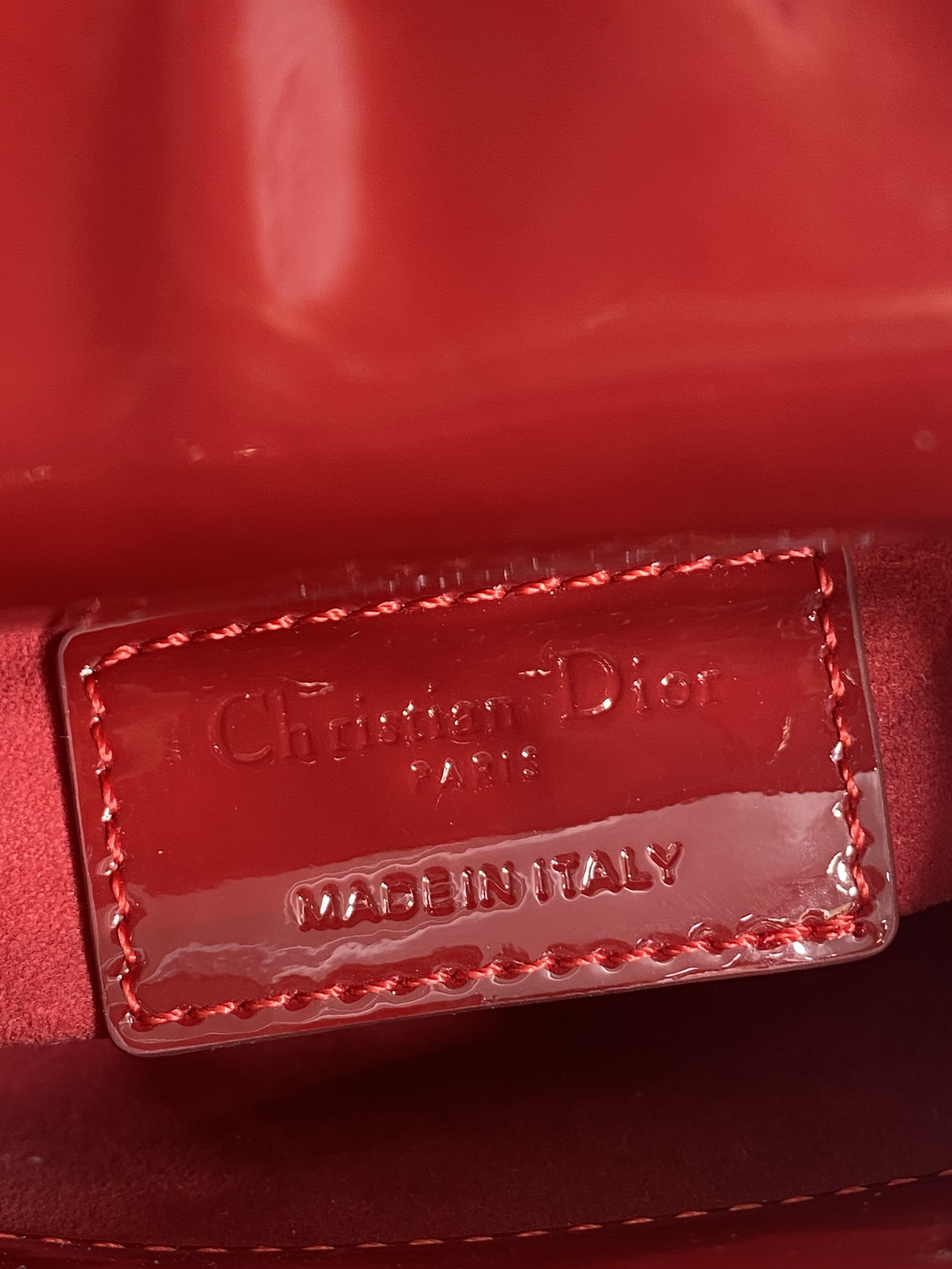 樱桃红现货‼️Lady最新micro漆皮系列，一只什么都装不下，只能装下可爱的小包包😘，采用柔软的漆黑精