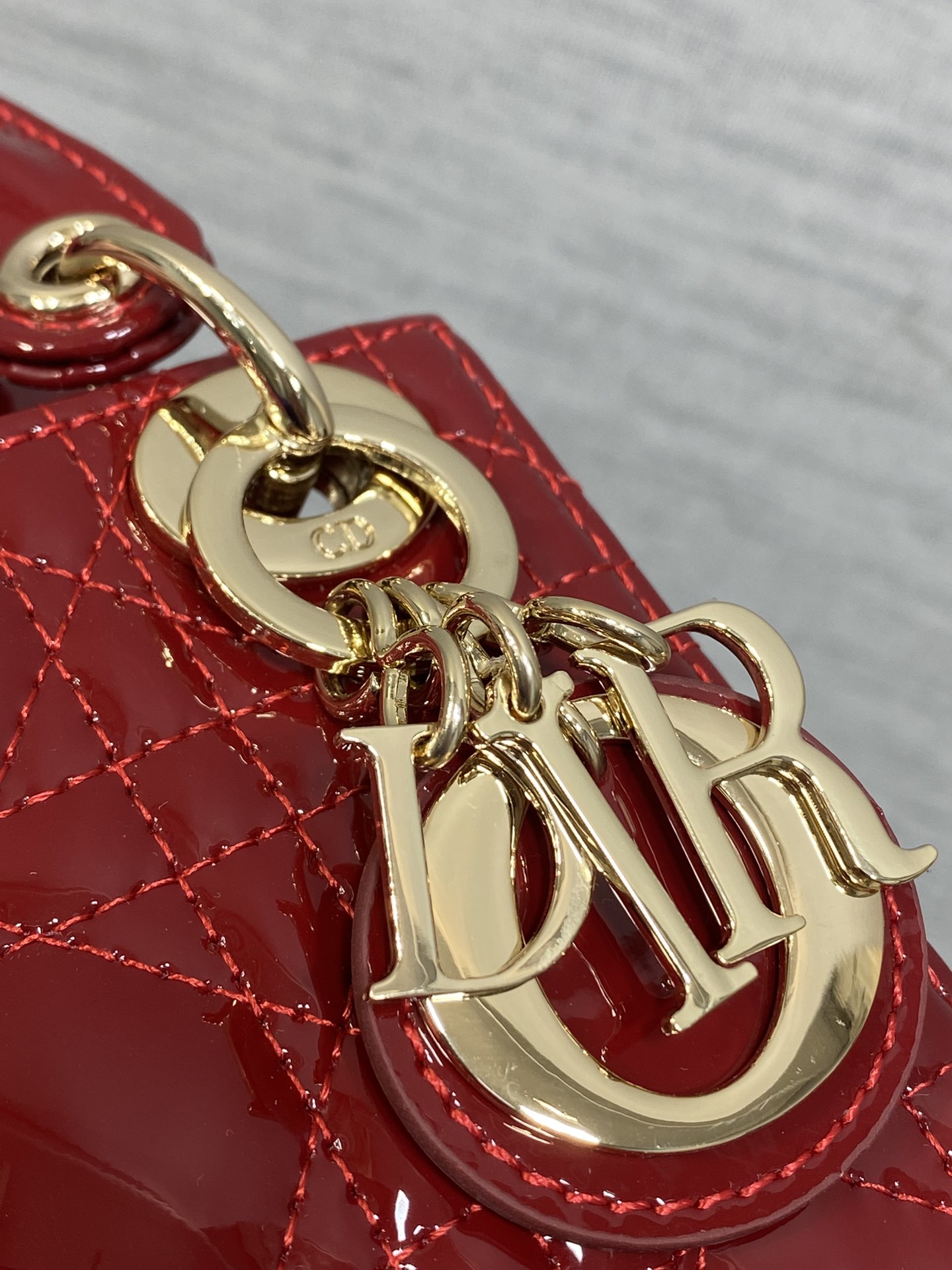 樱桃红现货‼️Lady最新micro漆皮系列，一只什么都装不下，只能装下可爱的小包包😘，采用柔软的漆黑精